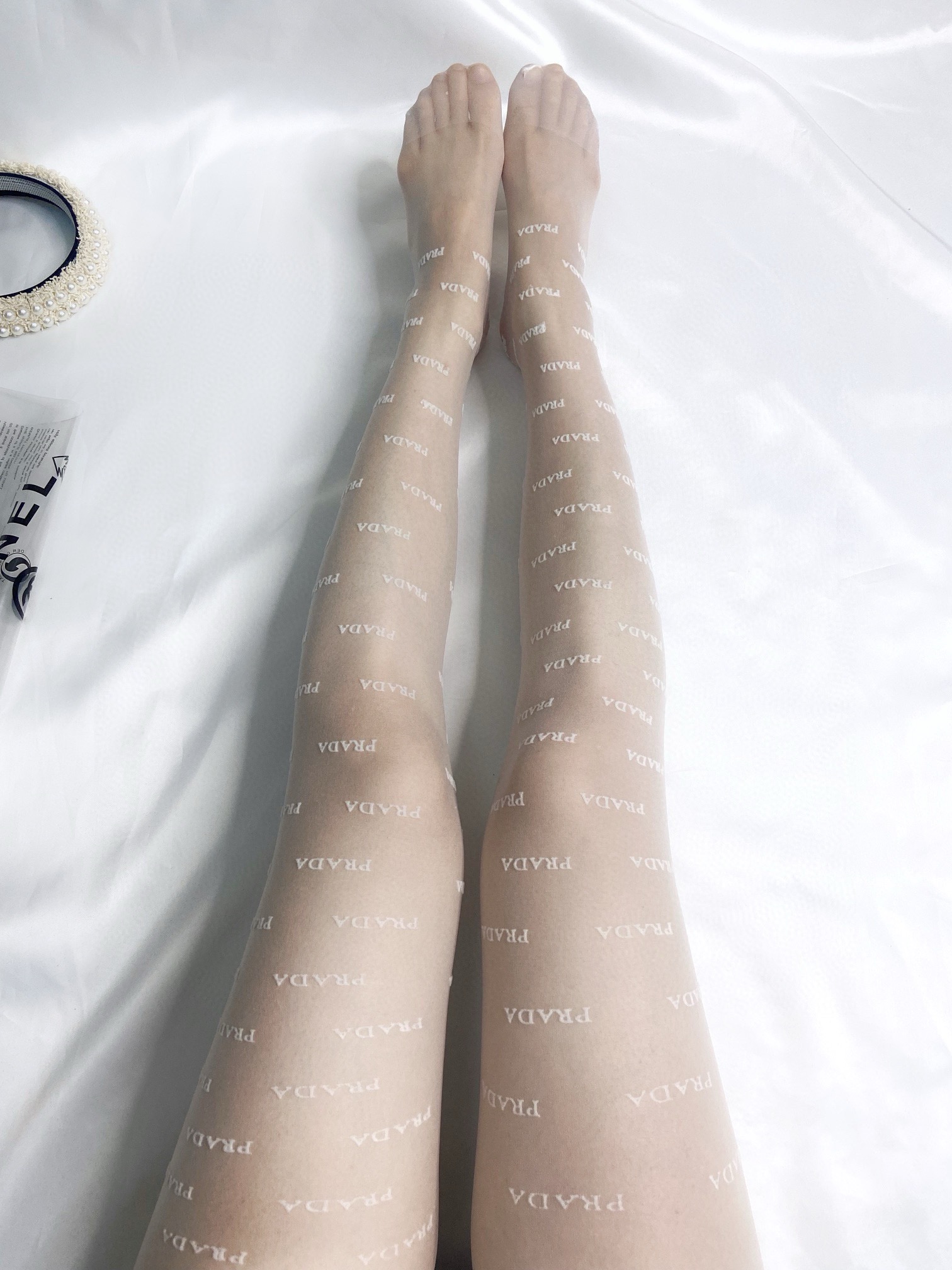 配包装【一盒一双】🌟Prada 普拉达经典植绒字母丝袜 🌟好看到爆炸 ，欧美大牌丝袜🔥一比一高版本制作，