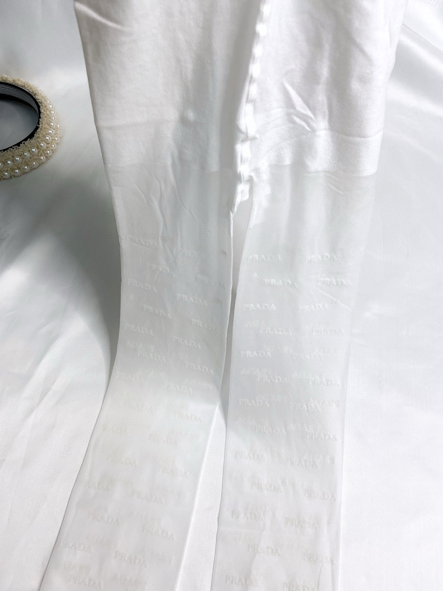 配包装【一盒一双】🌟Prada 普拉达经典植绒字母丝袜 🌟好看到爆炸 ，欧美大牌丝袜🔥一比一高版本制作，