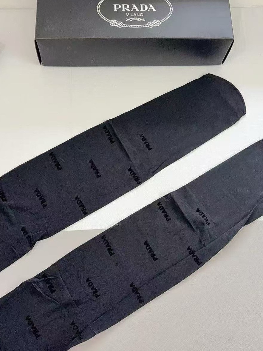 配包装【一盒一双】🌟Prada 普拉达经典植绒字母丝袜 🌟好看到爆炸 ，欧美大牌丝袜🔥一比一高版本制作，