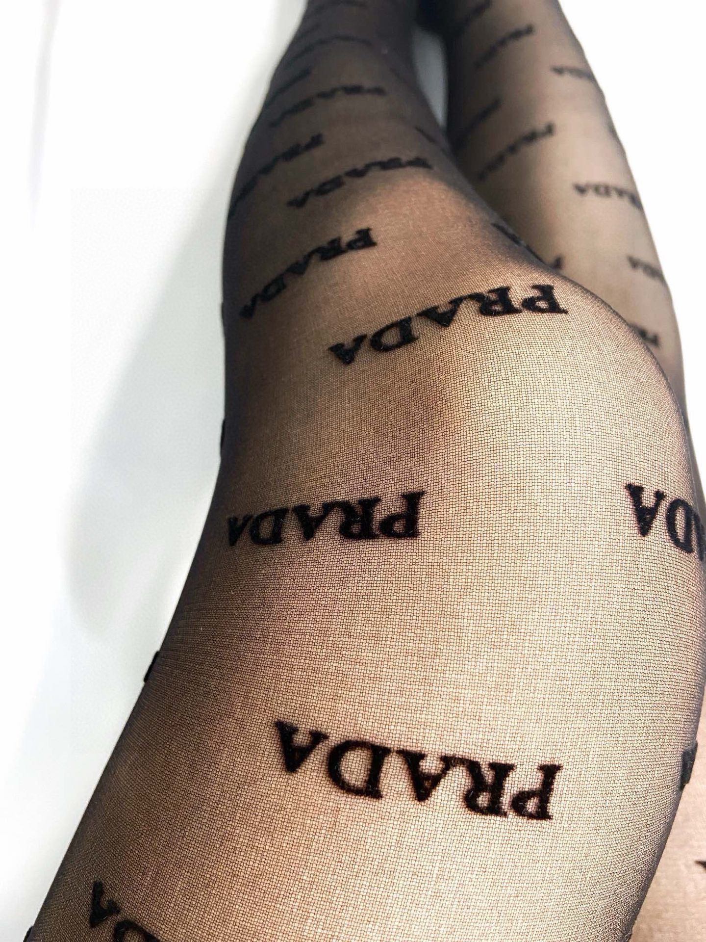 配包装【一盒一双】🌟Prada 普拉达经典植绒字母丝袜 🌟好看到爆炸 ，欧美大牌丝袜🔥一比一高版本制作，