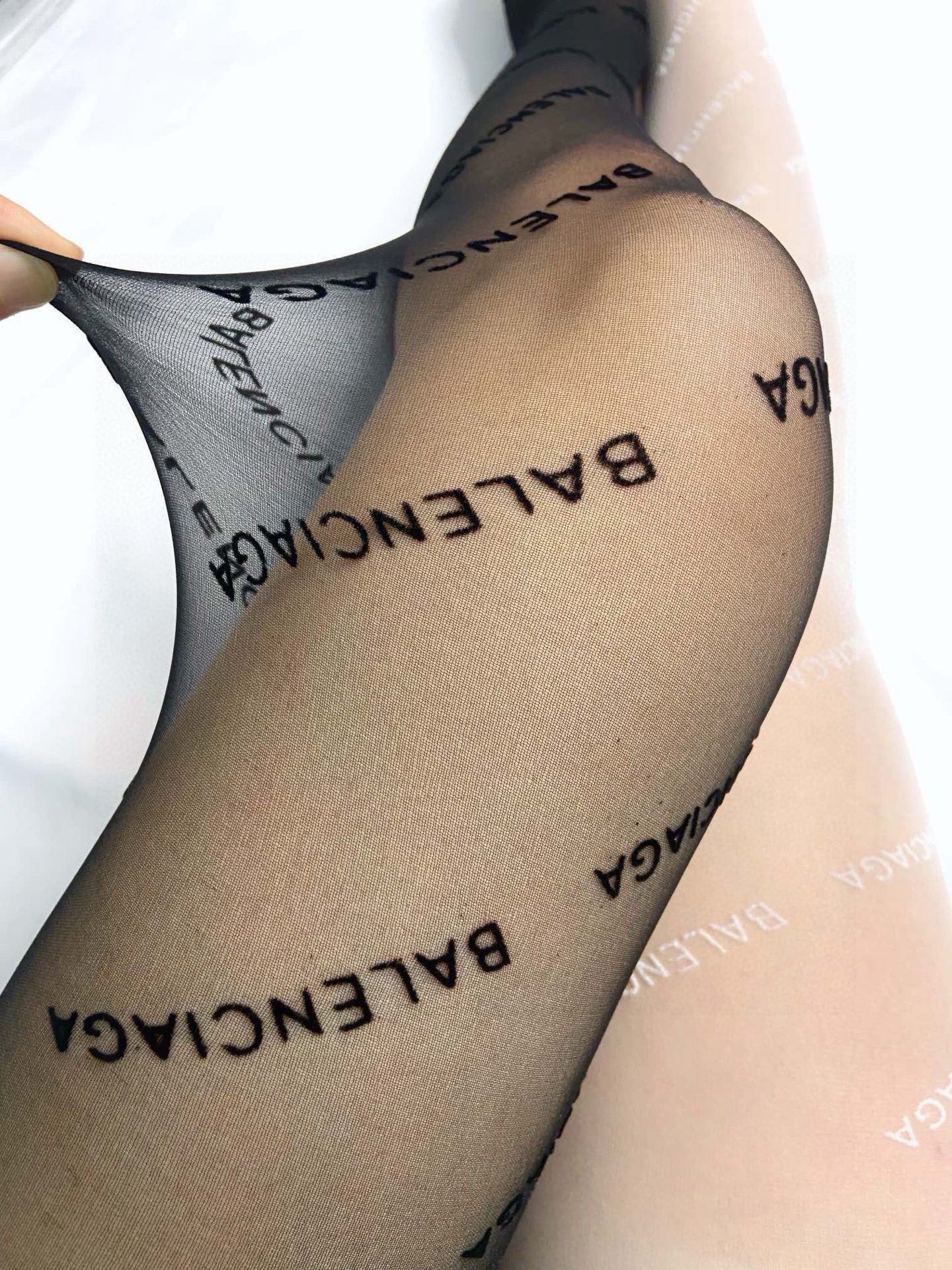 。配包装【一盒一双】🌟Balenciaga 巴黎世家经典植绒字母丝袜 🌟好看到爆炸 ，欧美大牌丝袜🔥一比