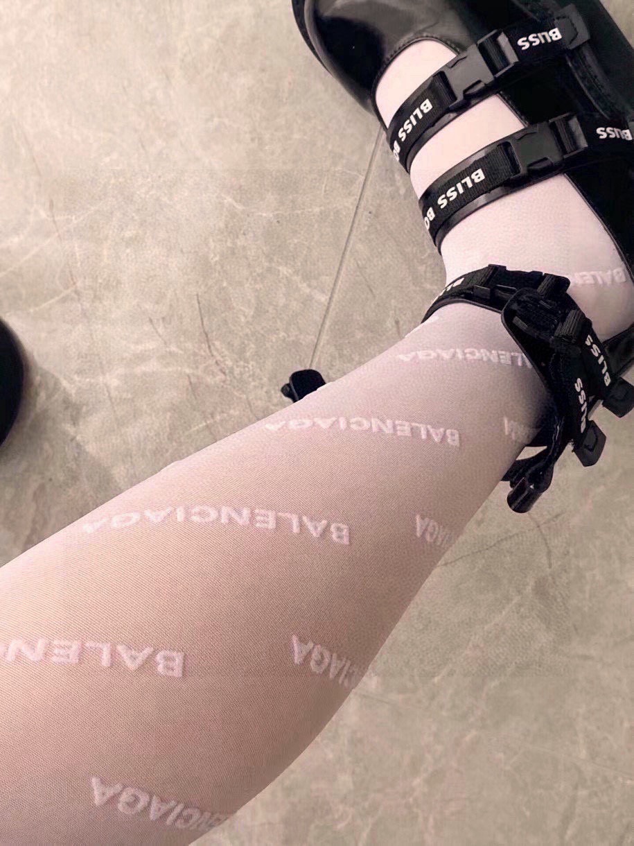 。配包装【一盒一双】🌟Balenciaga 巴黎世家经典植绒字母丝袜 🌟好看到爆炸 ，欧美大牌丝袜🔥一比