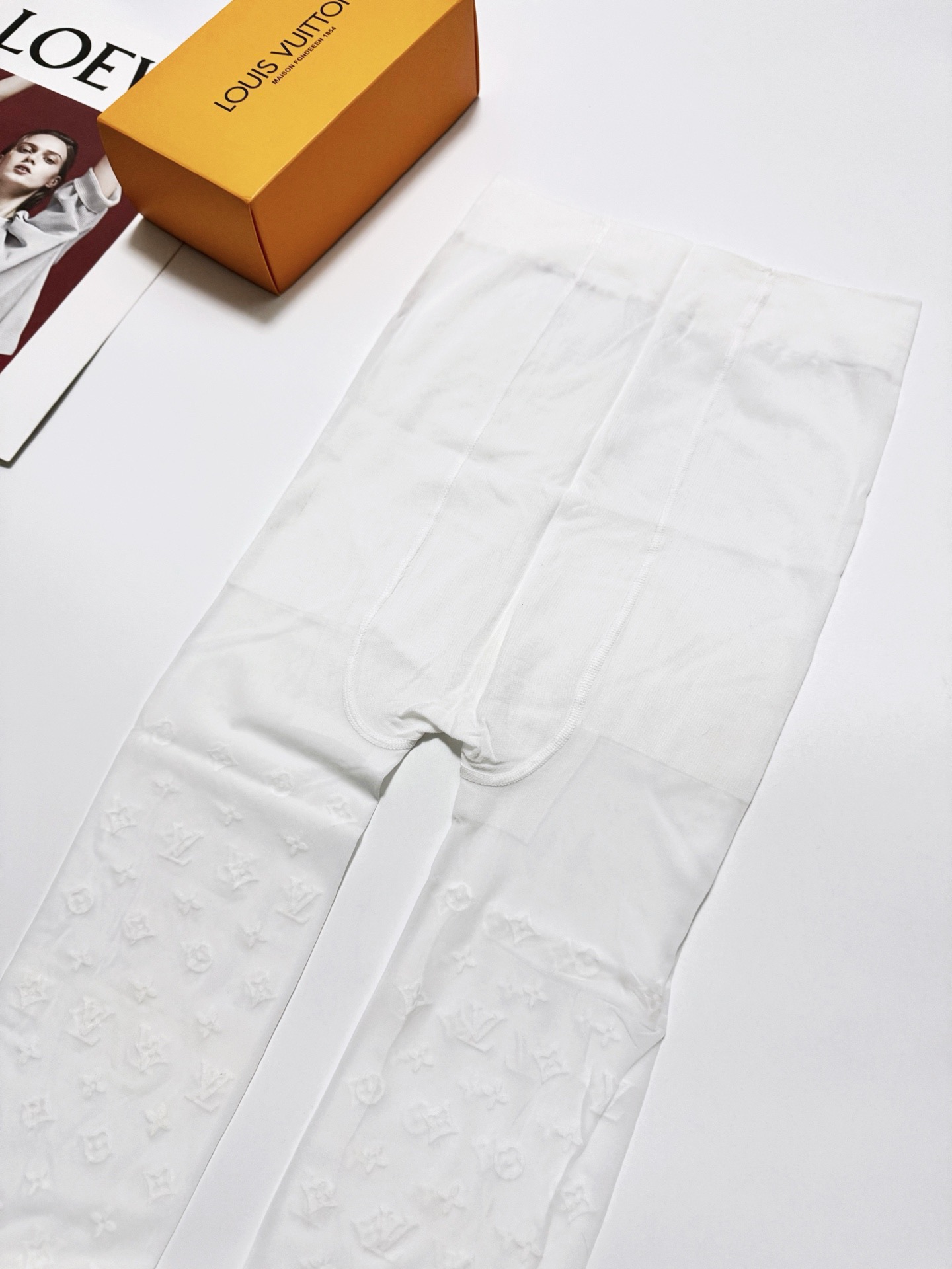 配包装【一盒一双】🌟LV路易·威登经典植绒老化字母丝袜 🌟好看到爆炸 ，欧美大牌丝袜🔥一比一高版本制作，