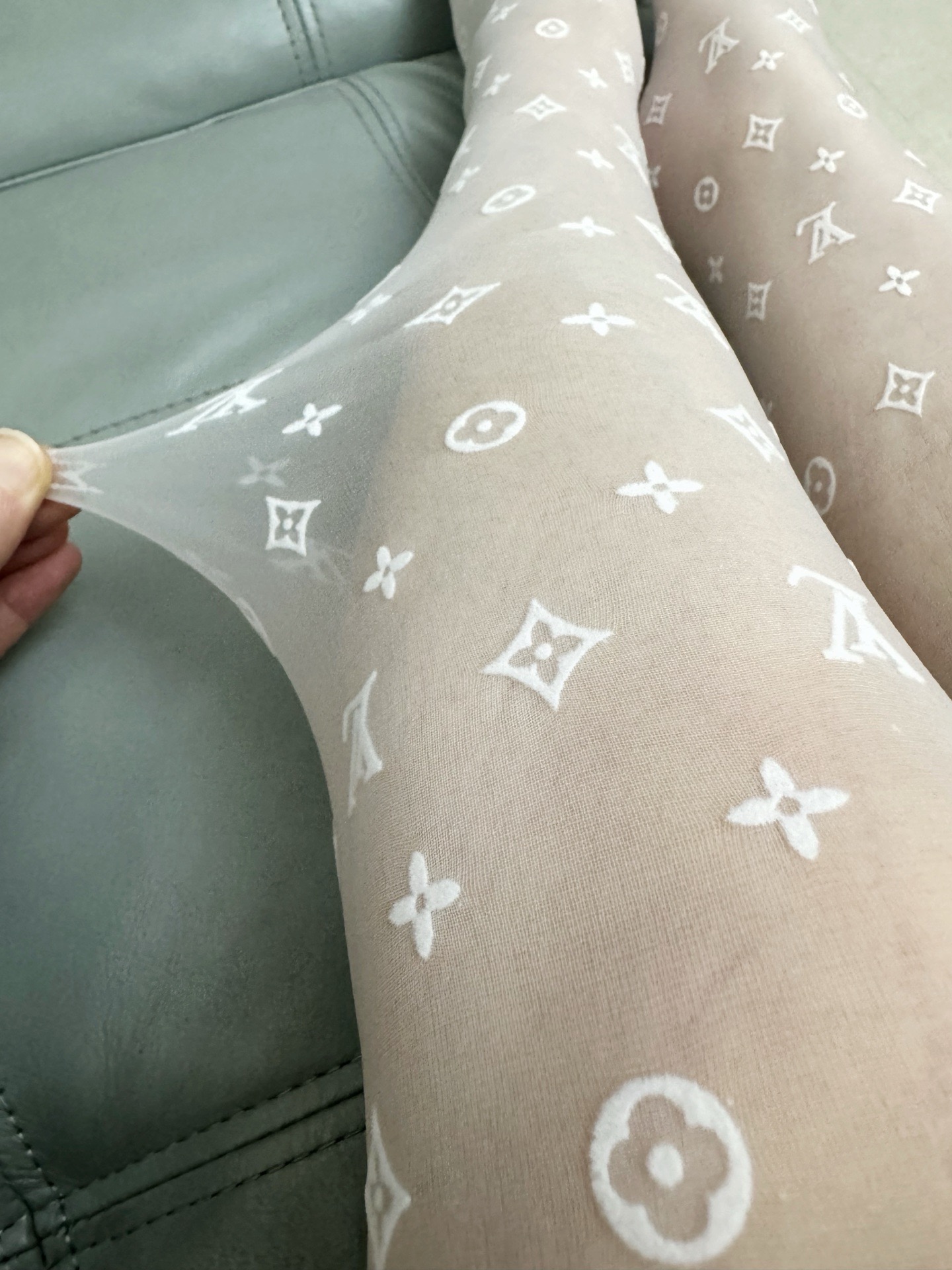 配包装【一盒一双】🌟LV路易·威登经典植绒老化字母丝袜 🌟好看到爆炸 ，欧美大牌丝袜🔥一比一高版本制作，