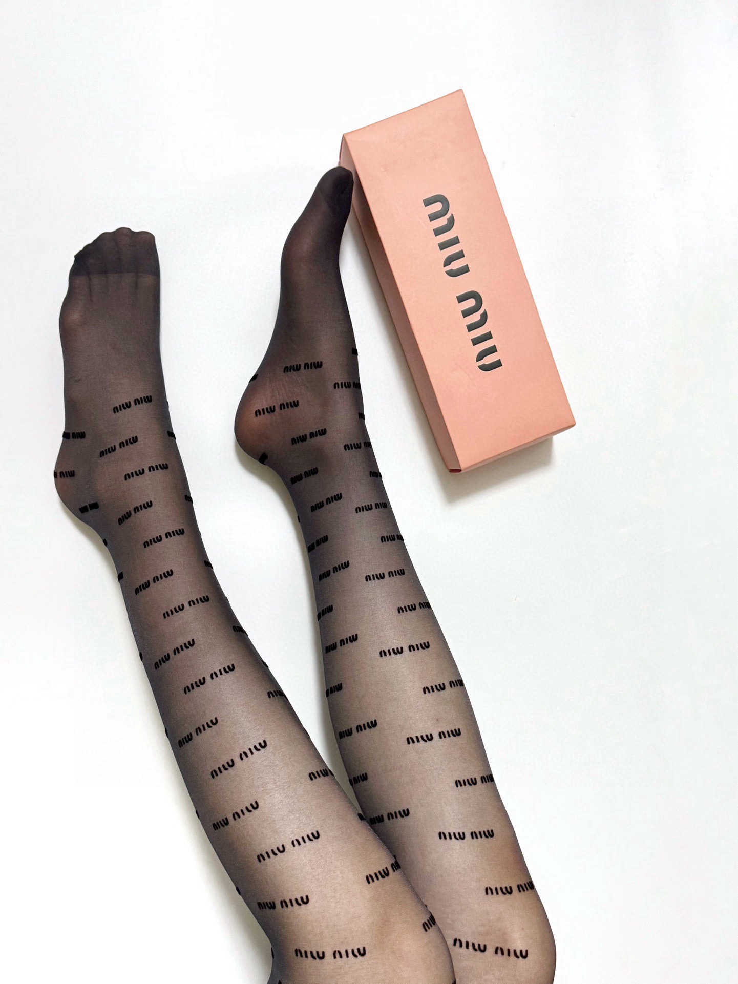 配包装【一盒一双】🌟缪缪 miumiu 经典植绒字母丝袜 🌟好看到爆炸 ，欧美大牌丝袜🔥一比一高版本制作