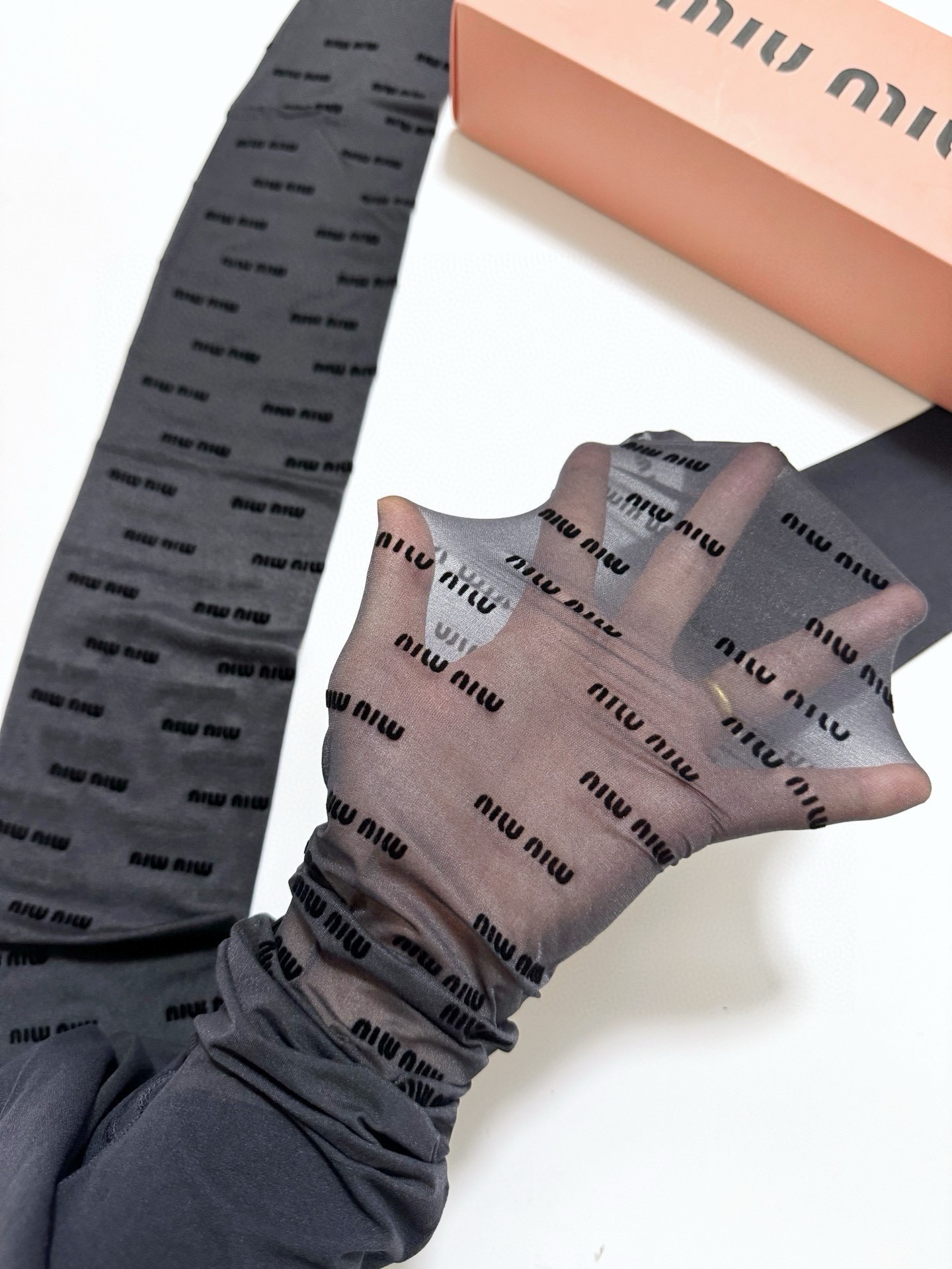 配包装【一盒一双】🌟缪缪 miumiu 经典植绒字母丝袜 🌟好看到爆炸 ，欧美大牌丝袜🔥一比一高版本制作