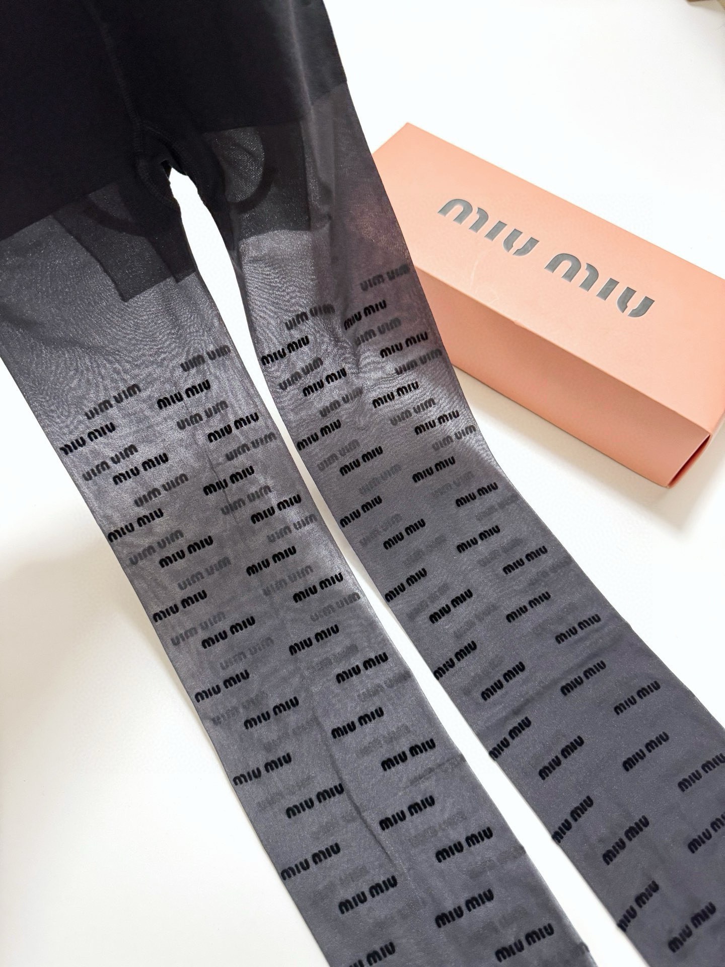 配包装【一盒一双】🌟缪缪 miumiu 经典植绒字母丝袜 🌟好看到爆炸 ，欧美大牌丝袜🔥一比一高版本制作