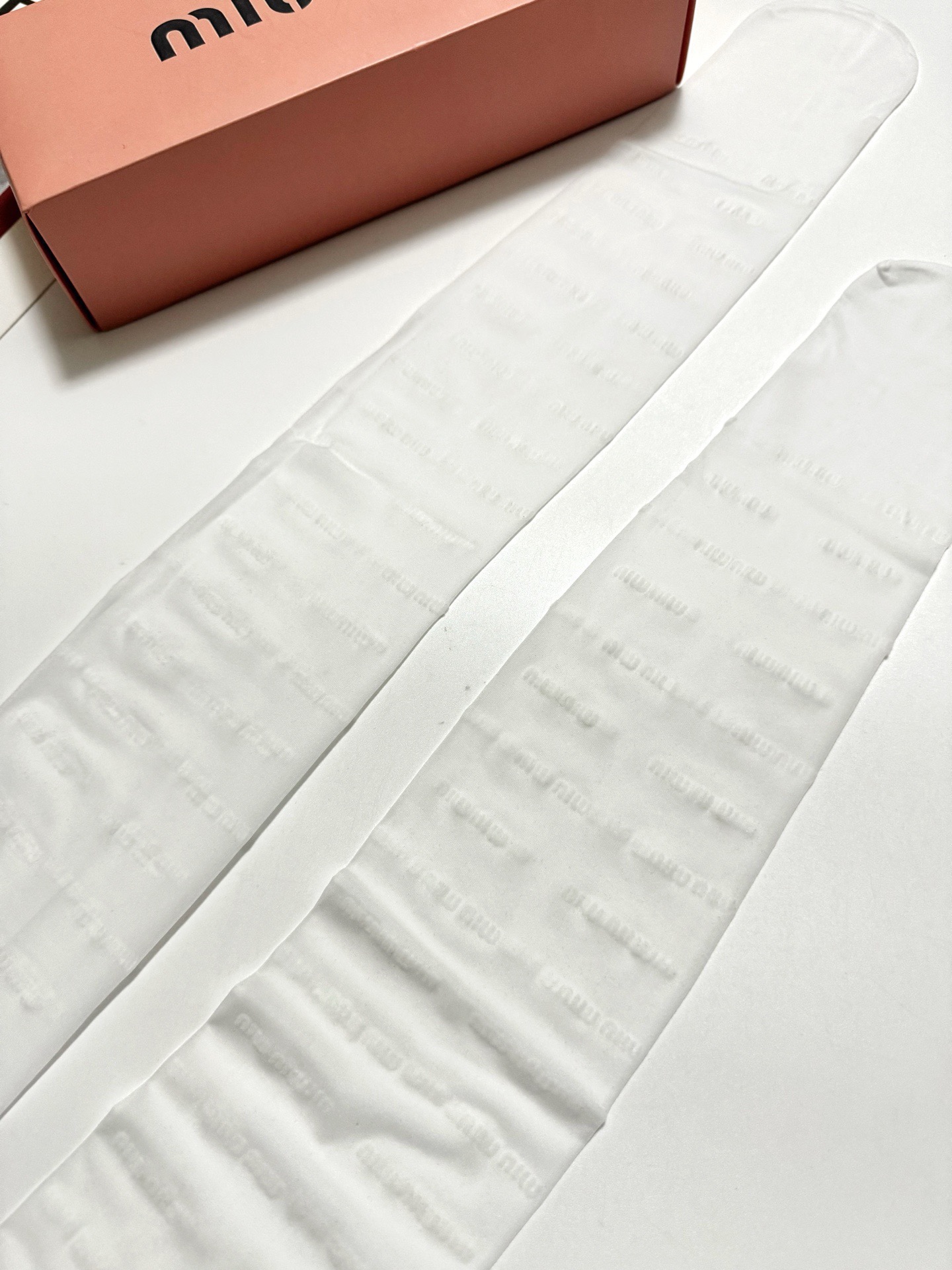 配包装【一盒一双】🌟缪缪 miumiu 经典植绒字母丝袜 🌟好看到爆炸 ，欧美大牌丝袜🔥一比一高版本制作