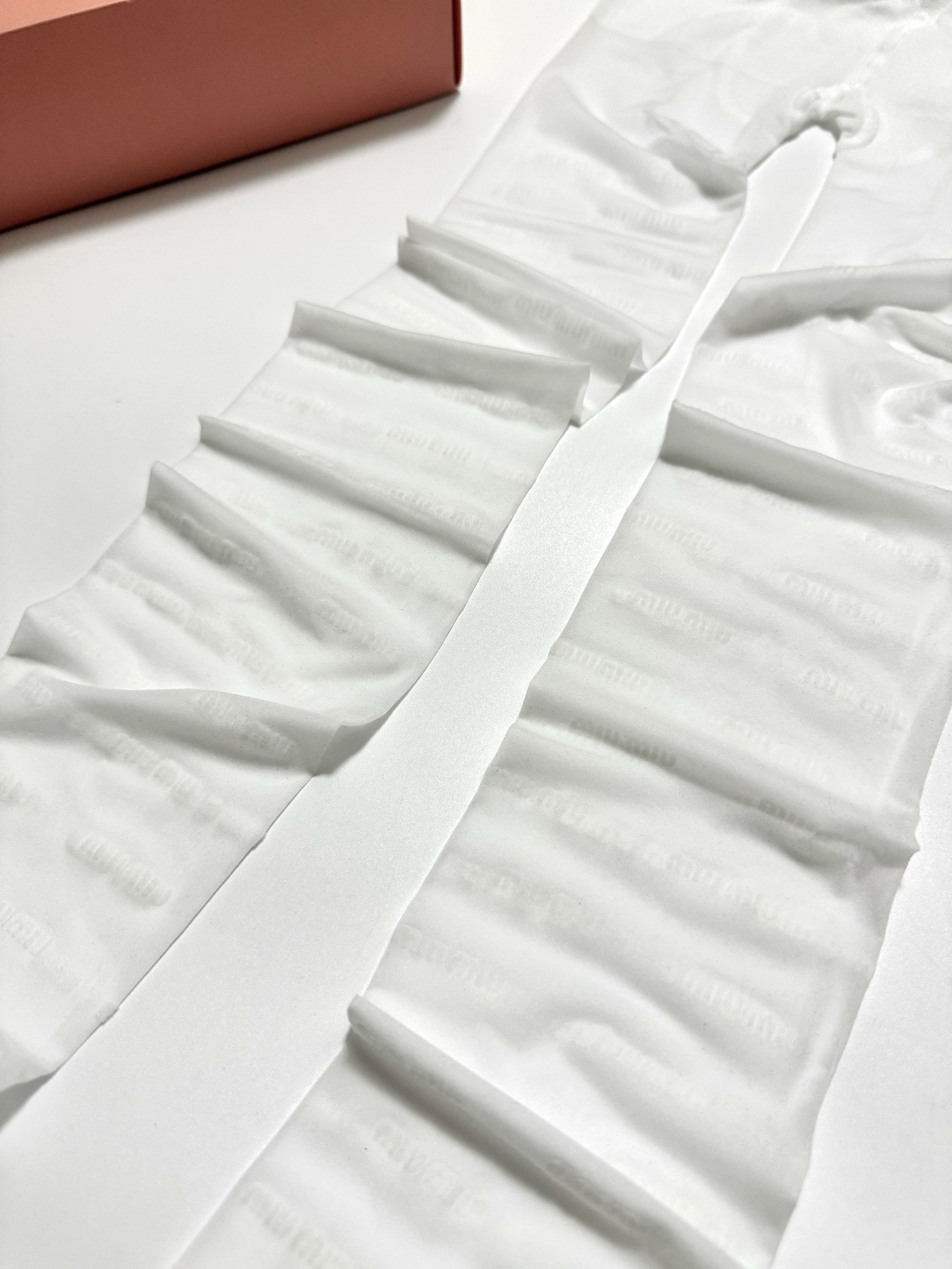 配包装【一盒一双】🌟缪缪 miumiu 经典植绒字母丝袜 🌟好看到爆炸 ，欧美大牌丝袜🔥一比一高版本制作