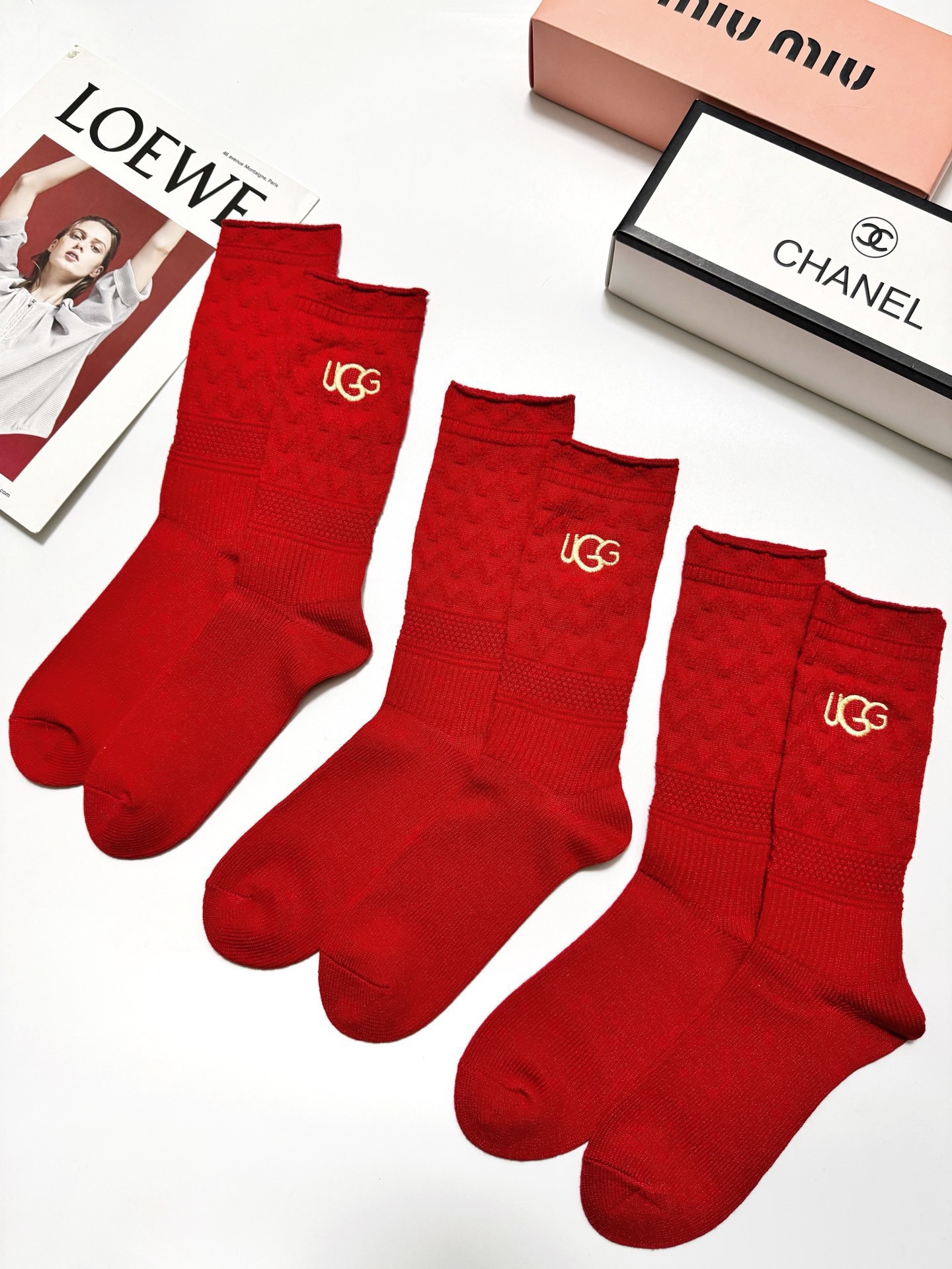 配包装🌟【一盒3双】🌟UGG 经典字母 logo刺绣羊毛 混纺中筒袜 ！超级软糯亲肤！🌟ins爆款！专柜