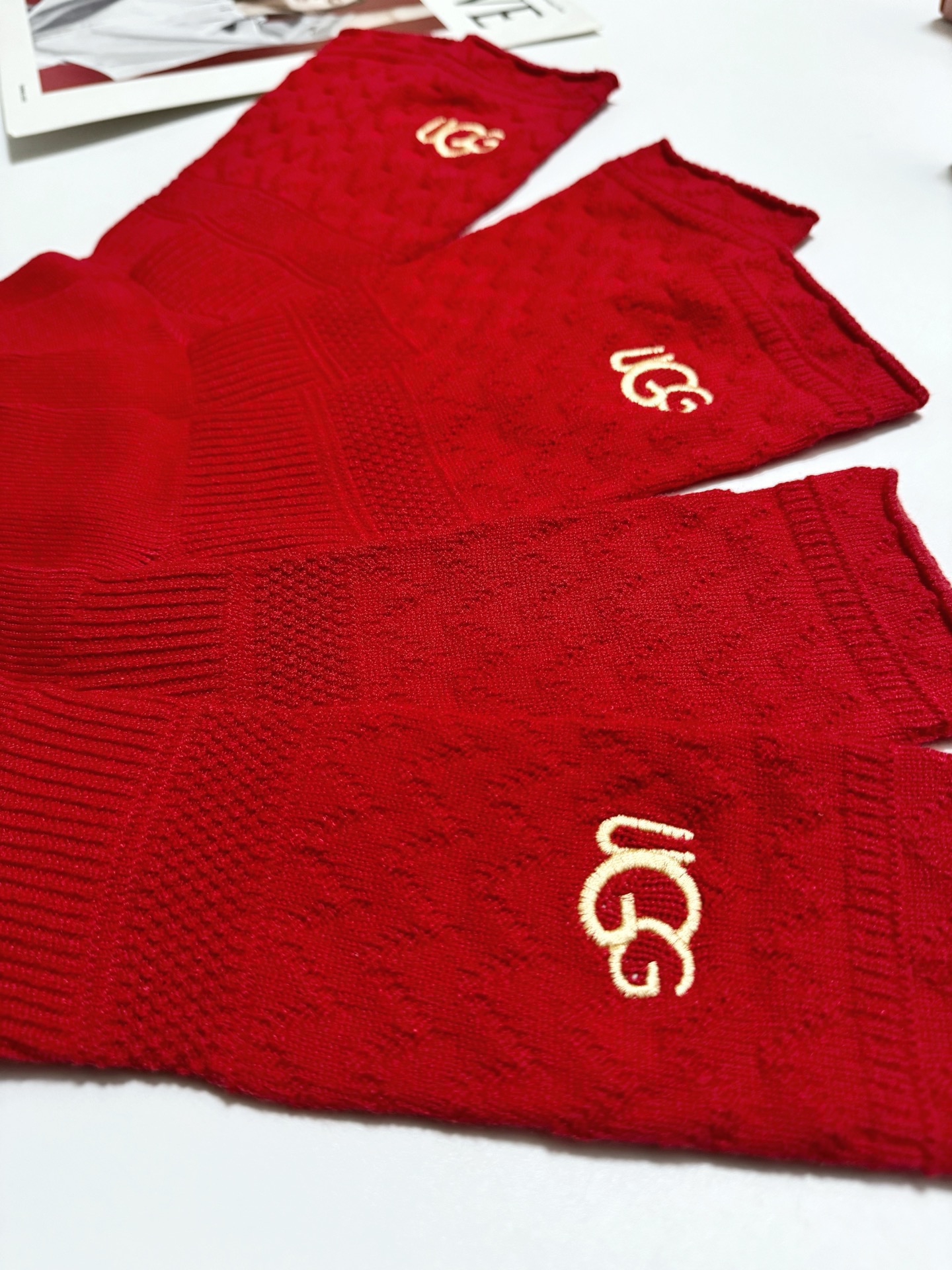 配包装🌟【一盒3双】🌟UGG 经典字母 logo刺绣羊毛 混纺中筒袜 ！超级软糯亲肤！🌟ins爆款！专柜