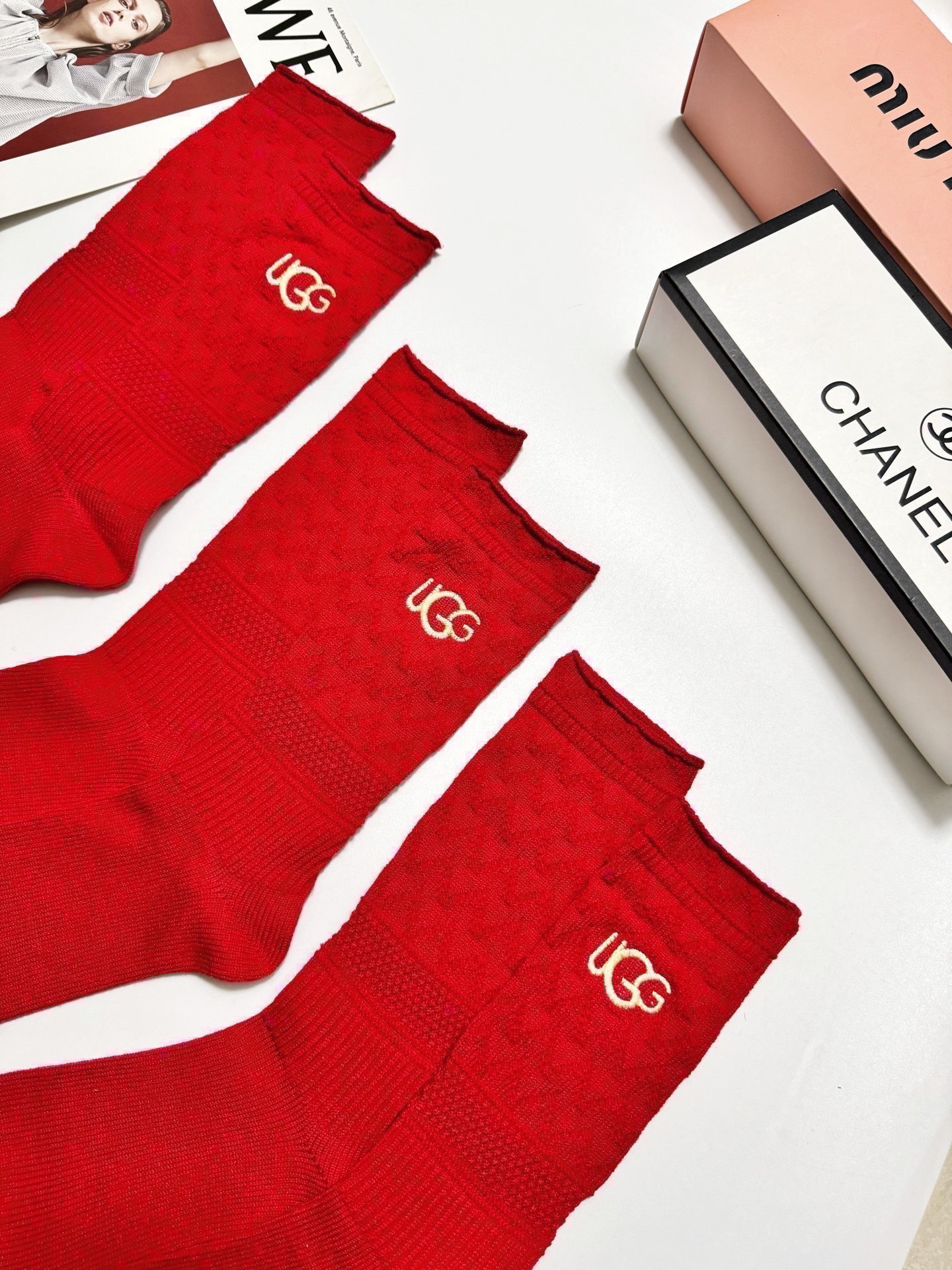 配包装🌟【一盒3双】🌟UGG 经典字母 logo刺绣羊毛 混纺中筒袜 ！超级软糯亲肤！🌟ins爆款！专柜