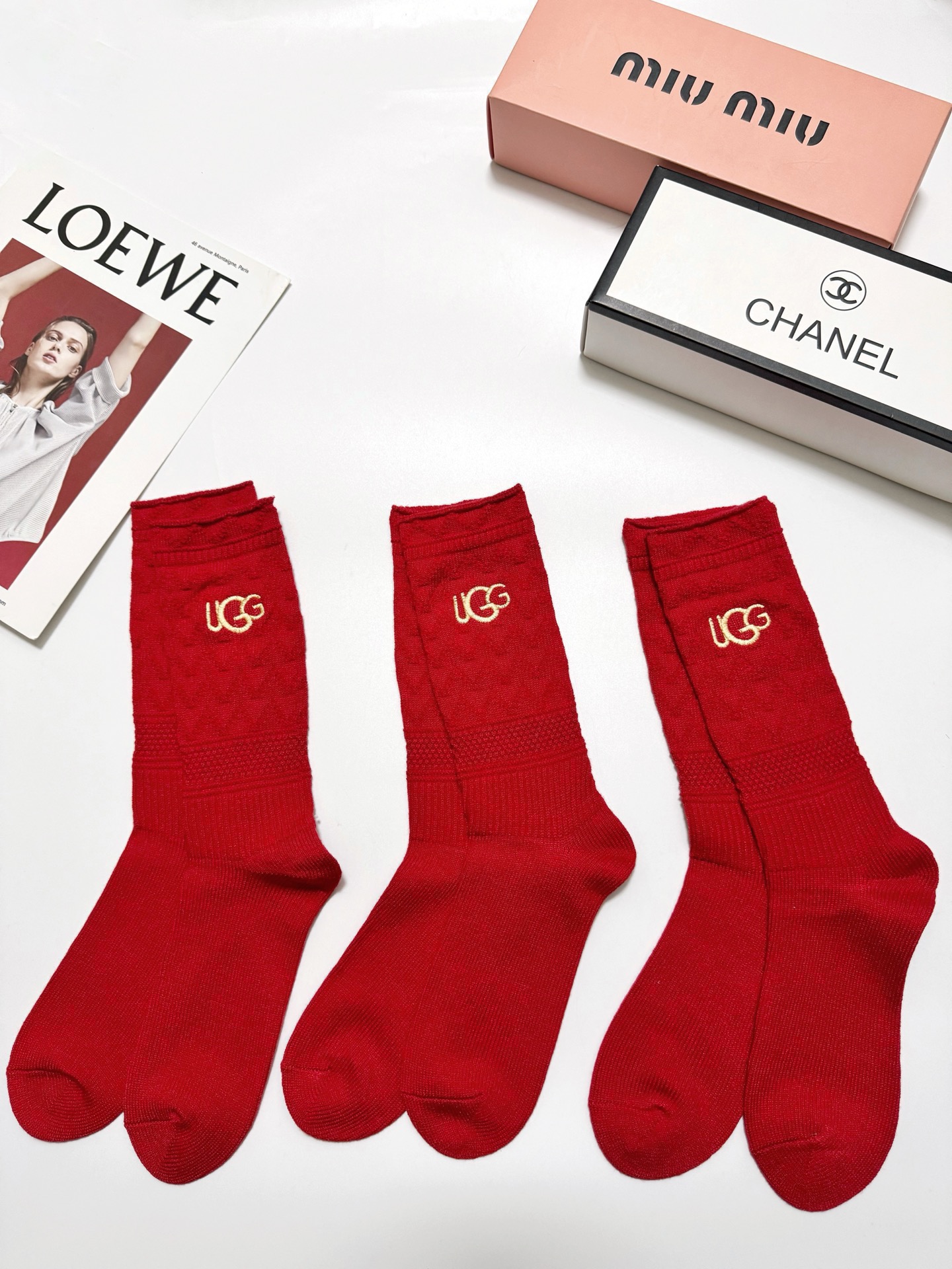 配包装🌟【一盒3双】🌟UGG 经典字母 logo刺绣羊毛 混纺中筒袜 ！超级软糯亲肤！🌟ins爆款！专柜