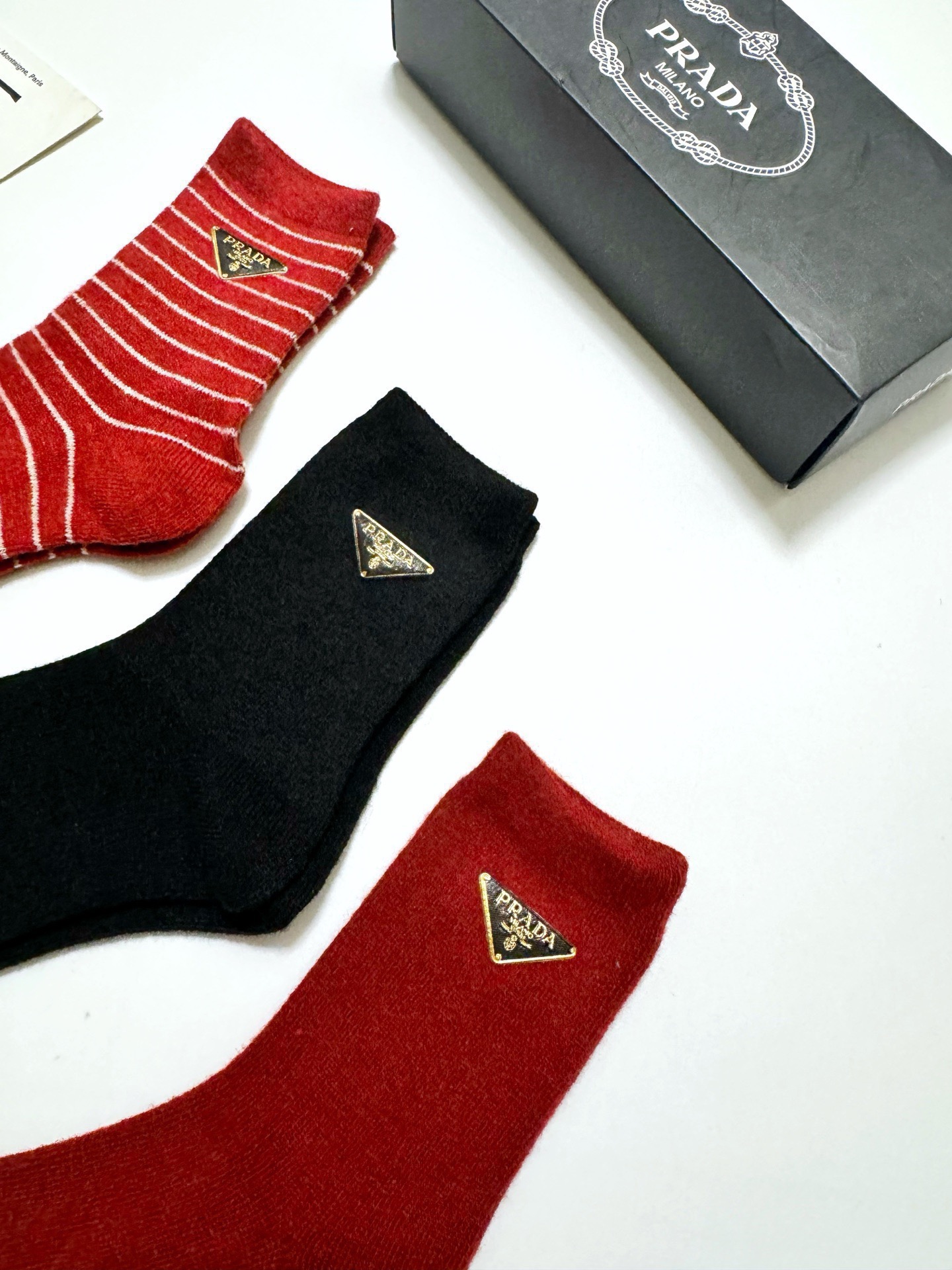 配包装🌟【一盒3 双】🌟Prada 普拉达 经典字母 logo羊毛 中筒袜 ！超级软糯亲肤！🌟ins爆款
