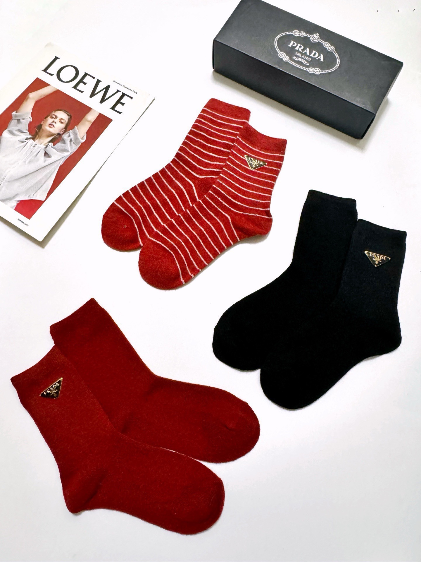 配包装🌟【一盒3 双】🌟Prada 普拉达 经典字母 logo羊毛 中筒袜 ！超级软糯亲肤！🌟ins爆款