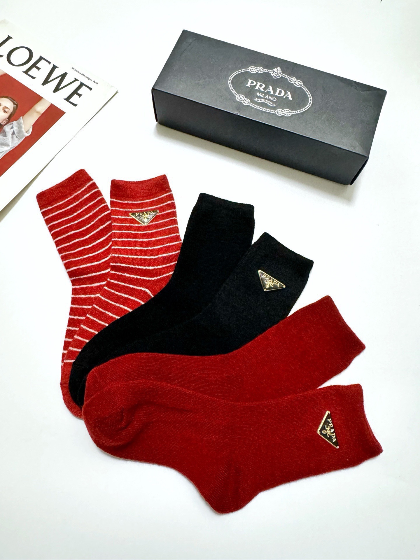 配包装🌟【一盒3 双】🌟Prada 普拉达 经典字母 logo羊毛 中筒袜 ！超级软糯亲肤！🌟ins爆款