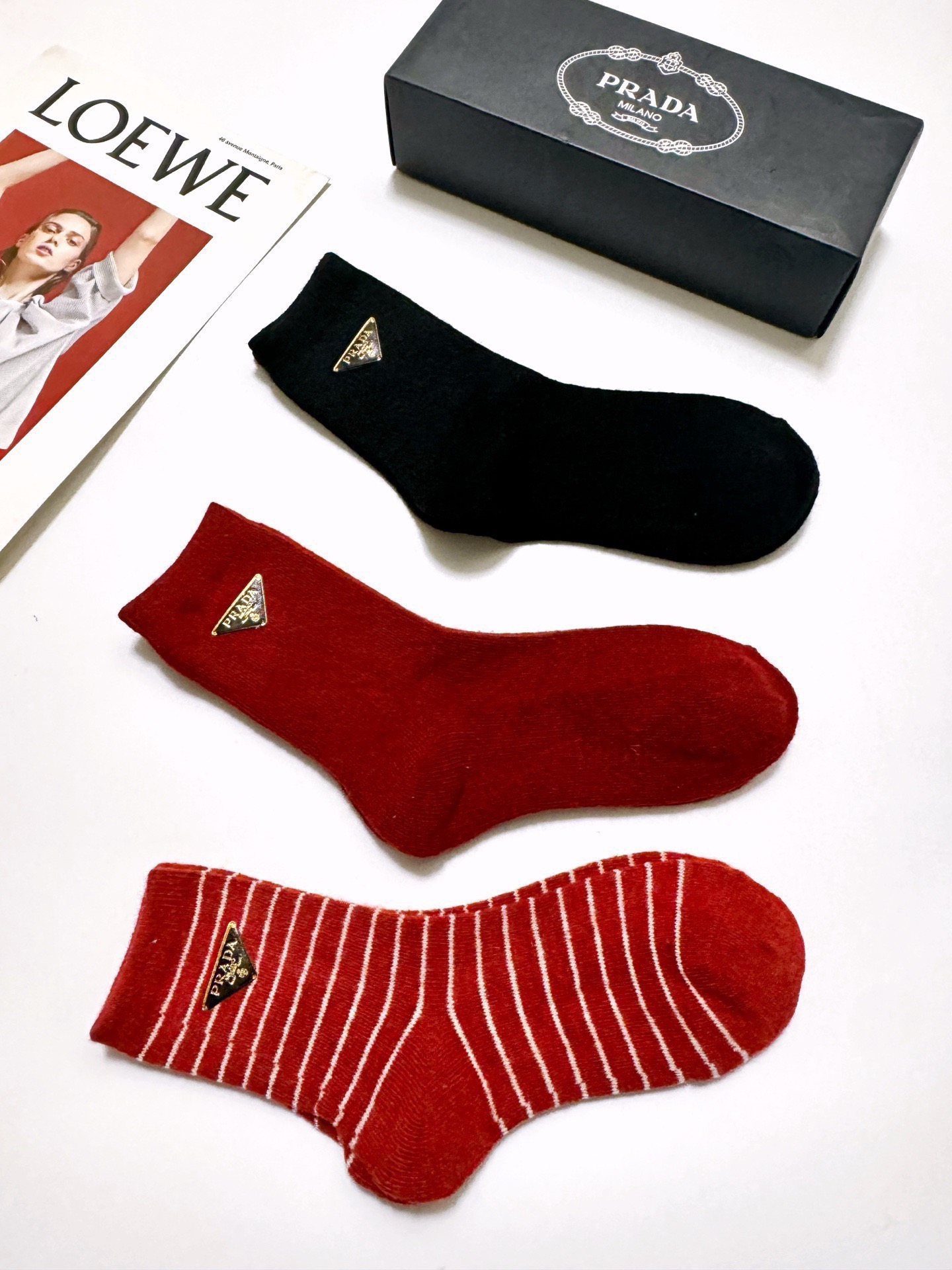 配包装🌟【一盒3 双】🌟Prada 普拉达 经典字母 logo羊毛 中筒袜 ！超级软糯亲肤！🌟ins爆款