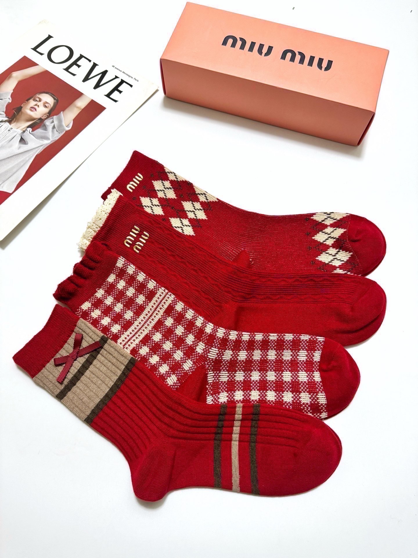 🌟 【一盒4双】🌟缪缪 miumiu 经典字母logo纯棉中筒袜 🌟ins爆款！专柜在售ing 🌟好看到