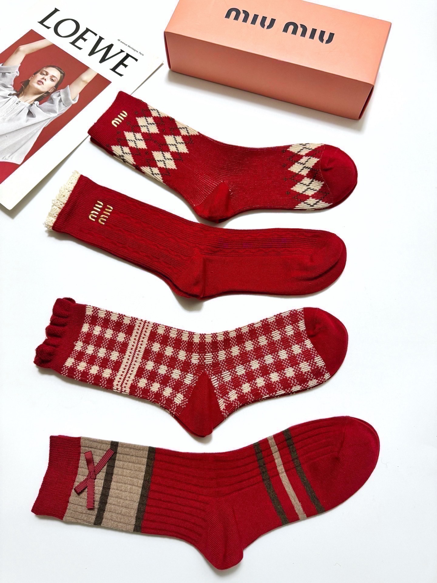 🌟 【一盒4双】🌟缪缪 miumiu 经典字母logo纯棉中筒袜 🌟ins爆款！专柜在售ing 🌟好看到