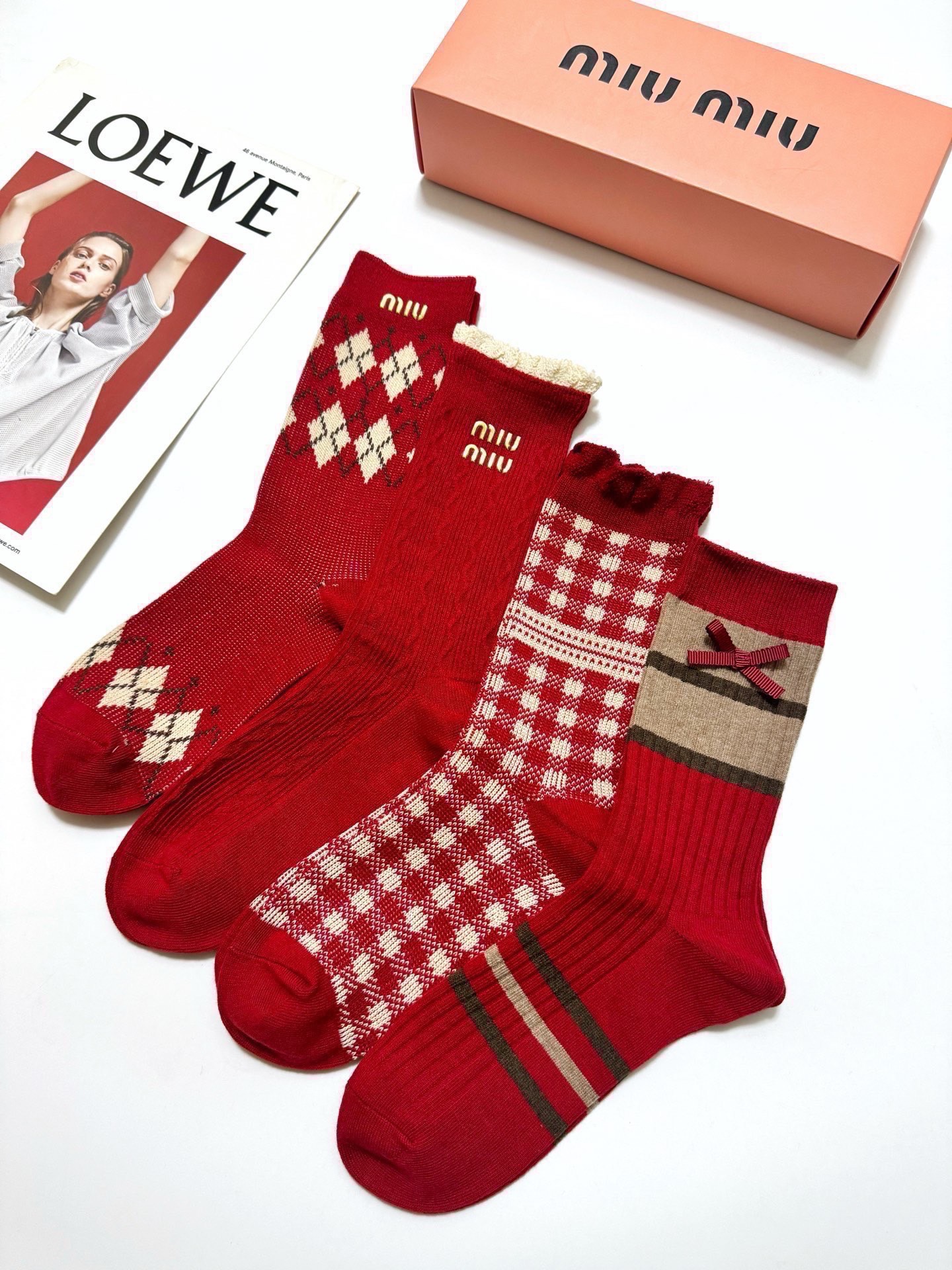 🌟 【一盒4双】🌟缪缪 miumiu 经典字母logo纯棉中筒袜 🌟ins爆款！专柜在售ing 🌟好看到