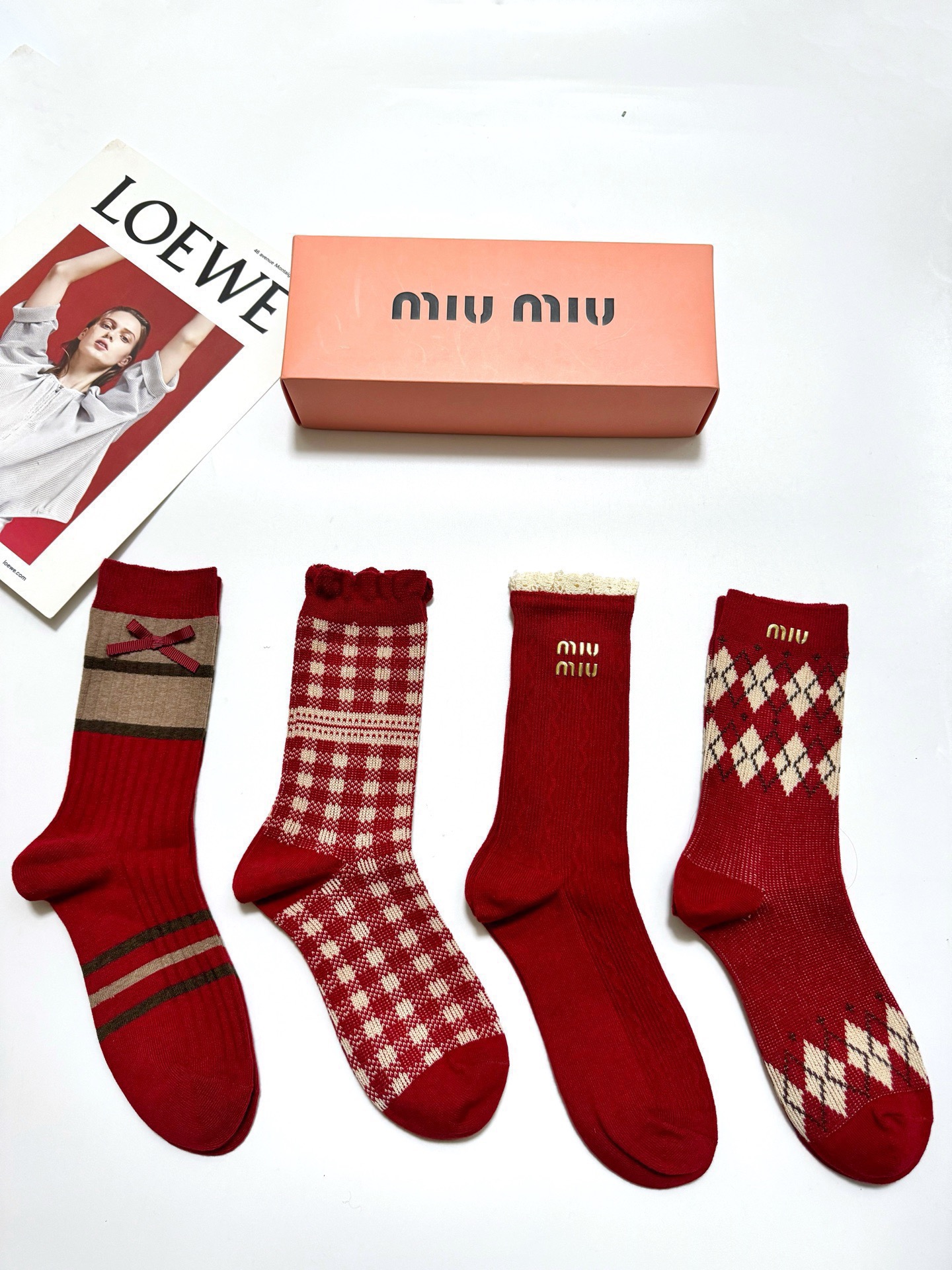 🌟 【一盒4双】🌟缪缪 miumiu 经典字母logo纯棉中筒袜 🌟ins爆款！专柜在售ing 🌟好看到