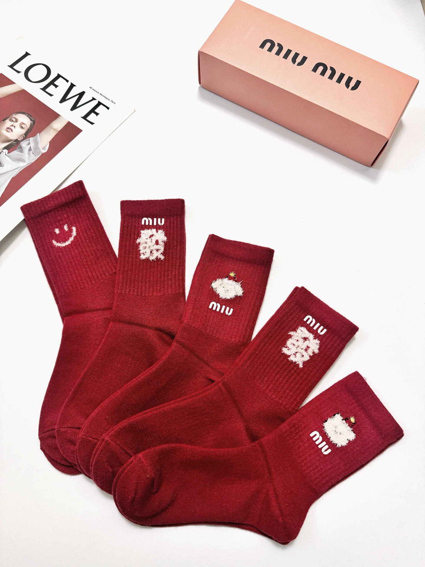 配包装🌟【一盒5双】🌟 缪缪 miumiu 爆款经典字母 羊绒中筒袜 年袜 🔥羊绒混纺 材质，超完美结合
