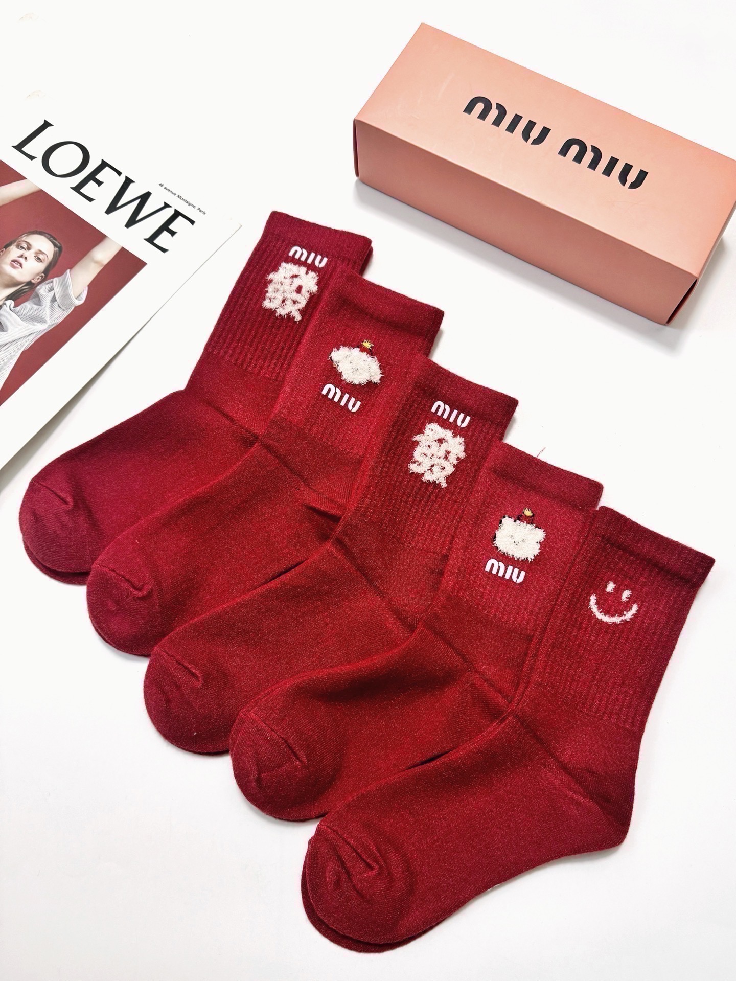 配包装🌟【一盒5双】🌟 缪缪 miumiu 爆款经典字母 羊绒中筒袜 年袜 🔥羊绒混纺 材质，超完美结合