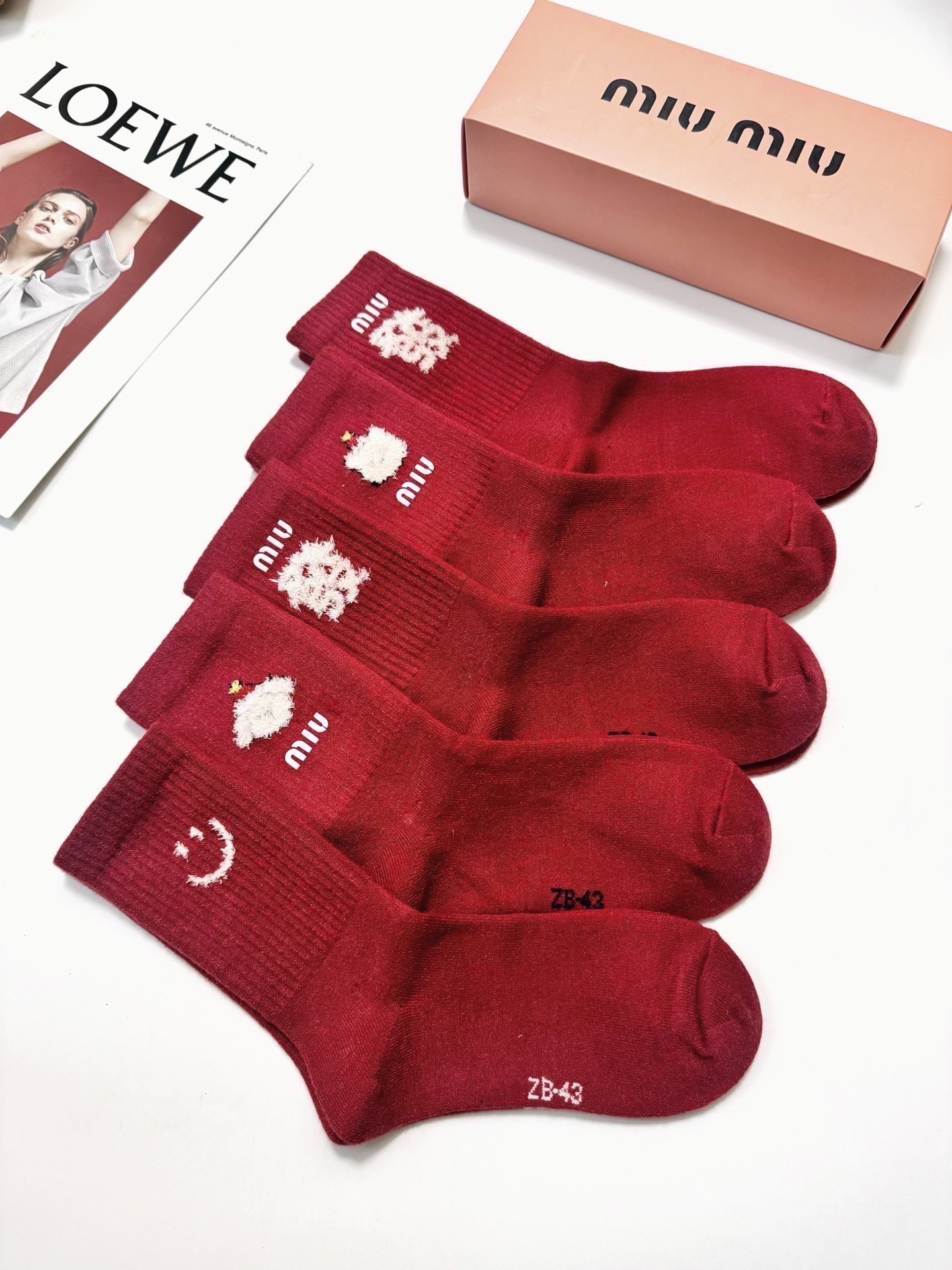 配包装🌟【一盒5双】🌟 缪缪 miumiu 爆款经典字母 羊绒中筒袜 年袜 🔥羊绒混纺 材质，超完美结合