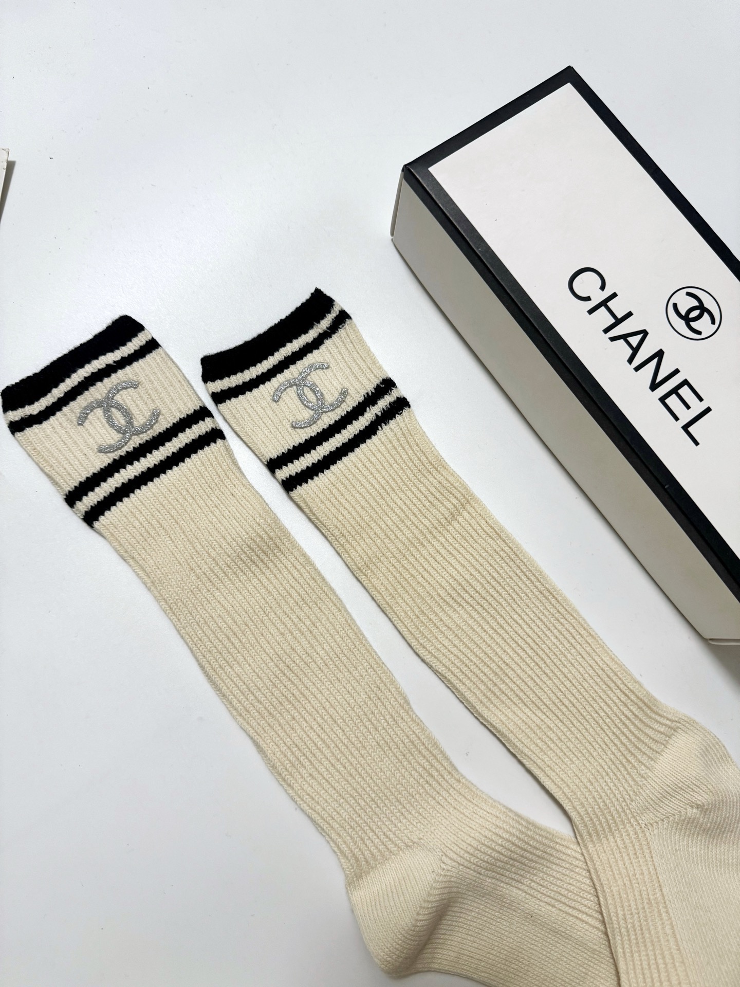 配包装🌟【一盒一双】🌟Chanel 香奈儿 经典双C字母logo纯棉长筒袜 小腿袜🌟ins爆款！专柜在售
