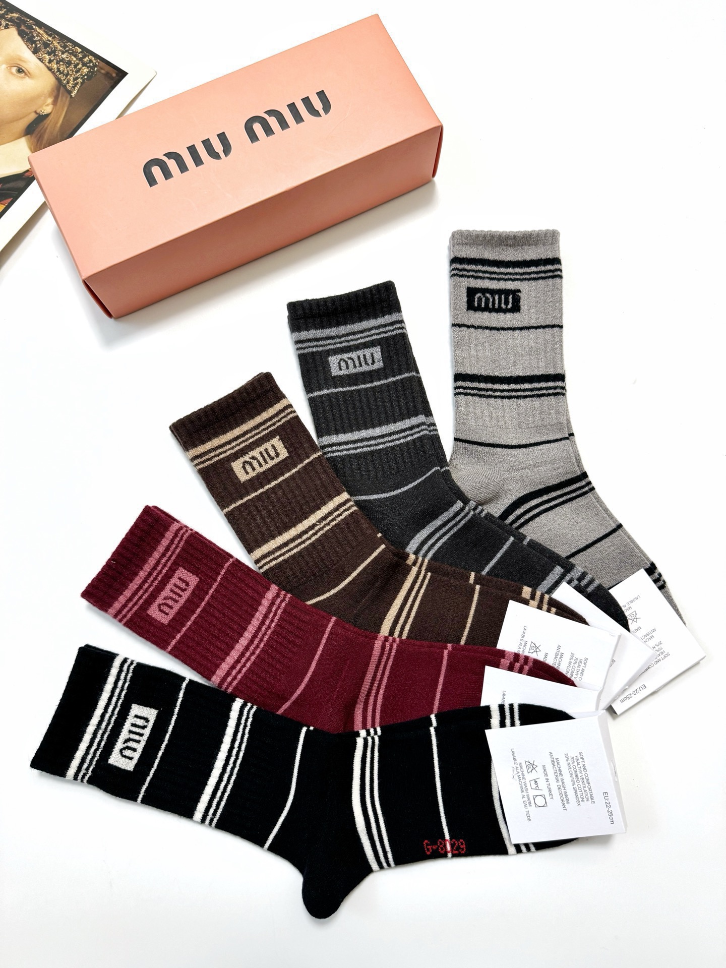 配包装🌟【一盒5 双】 🌟缪缪miumiu 经典字母 logo 羊绒混纺中筒袜 ，ins超火爆中筒袜，潮