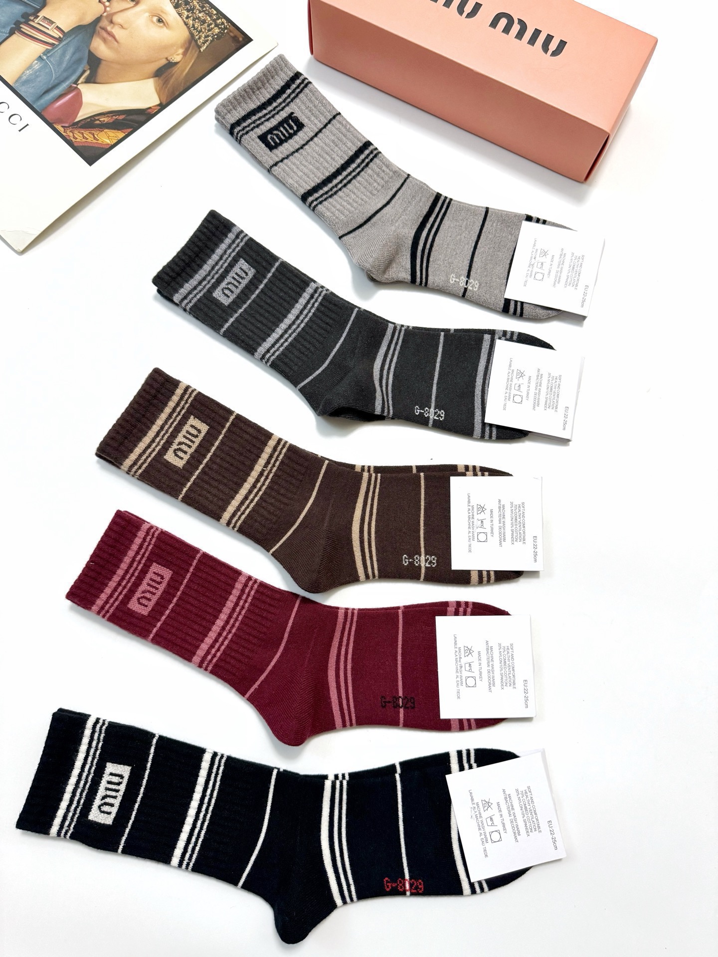 配包装🌟【一盒5 双】 🌟缪缪miumiu 经典字母 logo 羊绒混纺中筒袜 ，ins超火爆中筒袜，潮
