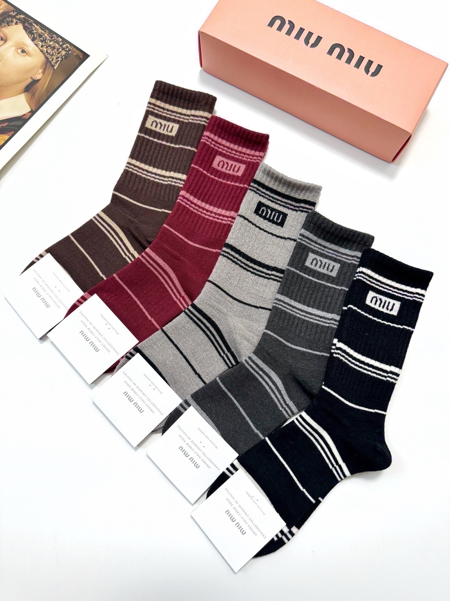 配包装🌟【一盒5 双】 🌟缪缪miumiu 经典字母 logo 羊绒混纺中筒袜 ，ins超火爆中筒袜，潮