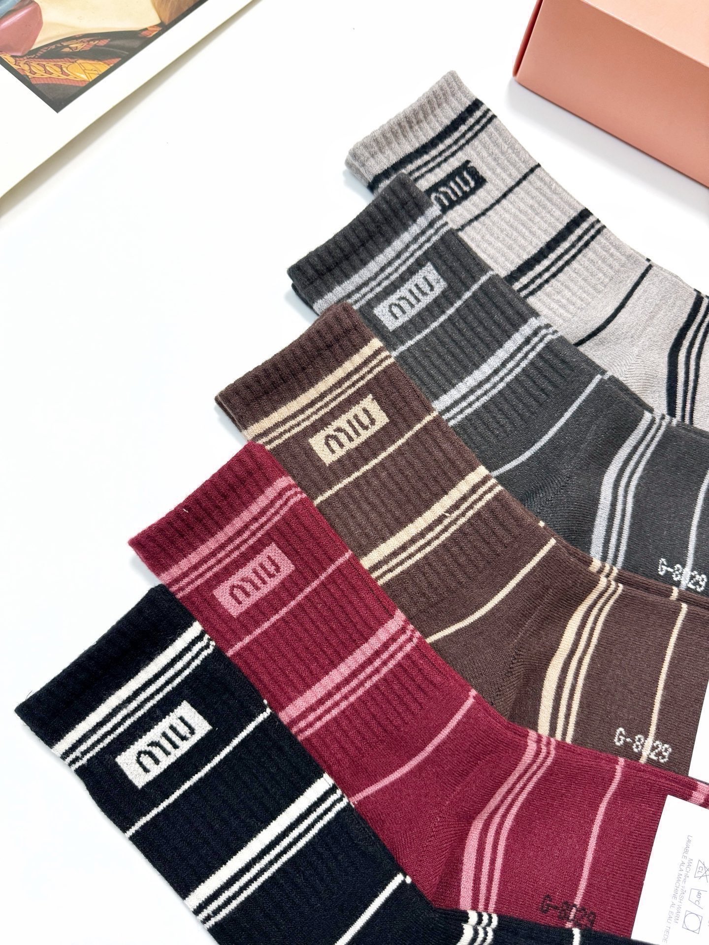 配包装🌟【一盒5 双】 🌟缪缪miumiu 经典字母 logo 羊绒混纺中筒袜 ，ins超火爆中筒袜，潮