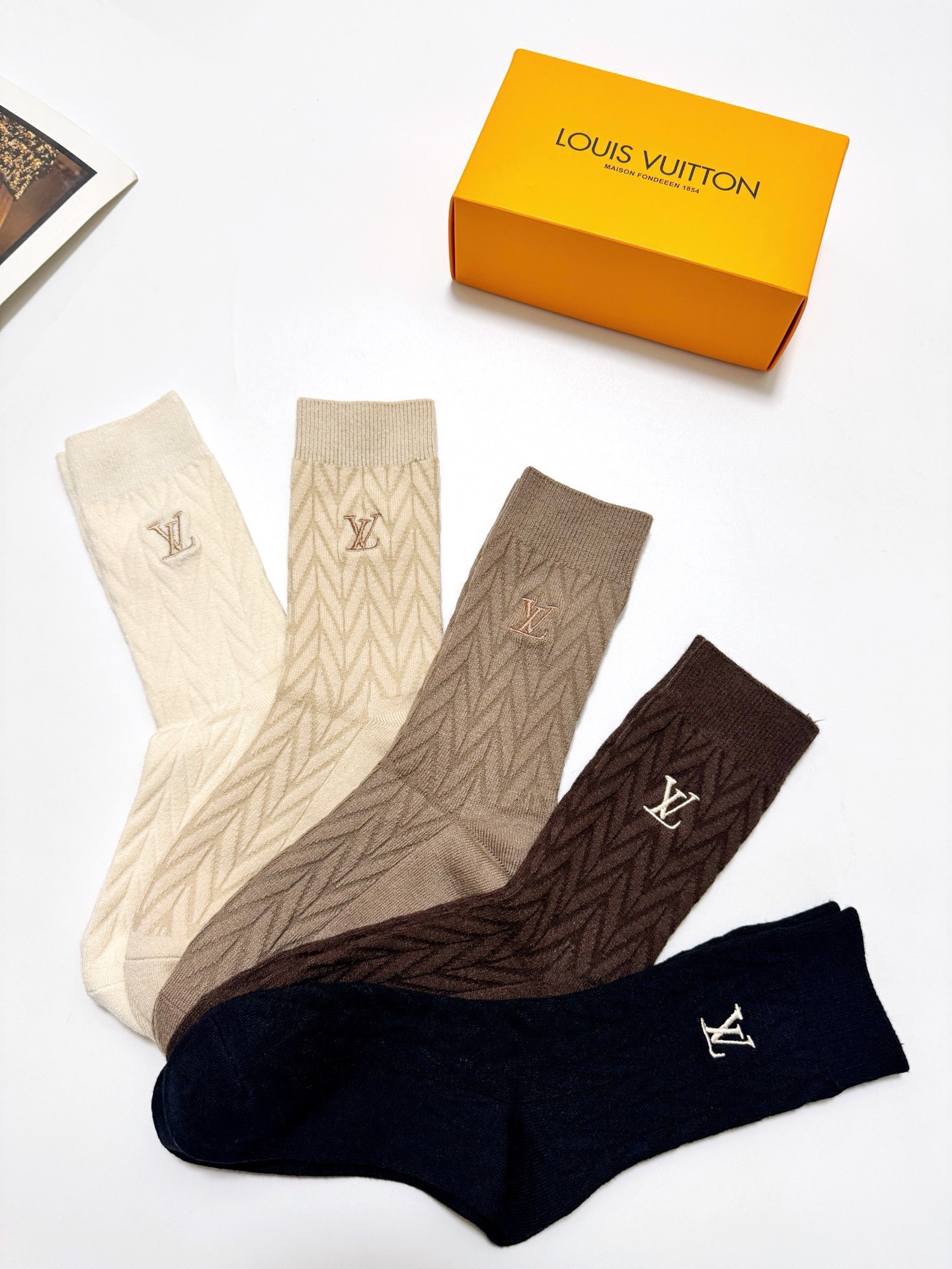 配包装🌟【一盒5 双】 🌟LV 路易威登 经典字母logo 羊绒混纺 中筒袜 ，ins超火爆配色 ，超级