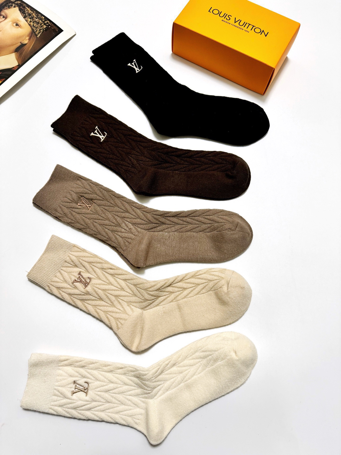 配包装🌟【一盒5 双】 🌟LV 路易威登 经典字母logo 羊绒混纺 中筒袜 ，ins超火爆配色 ，超级