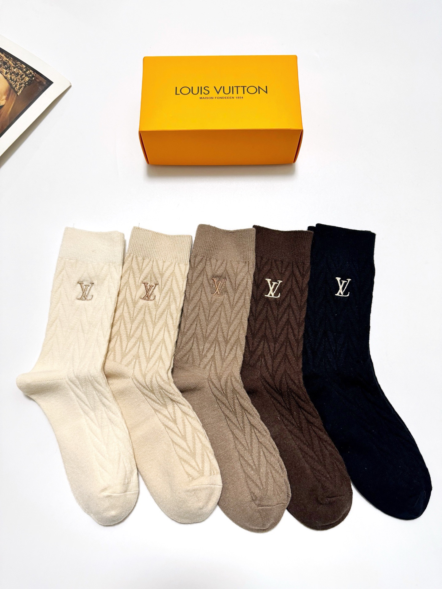 配包装🌟【一盒5 双】 🌟LV 路易威登 经典字母logo 羊绒混纺 中筒袜 ，ins超火爆配色 ，超级