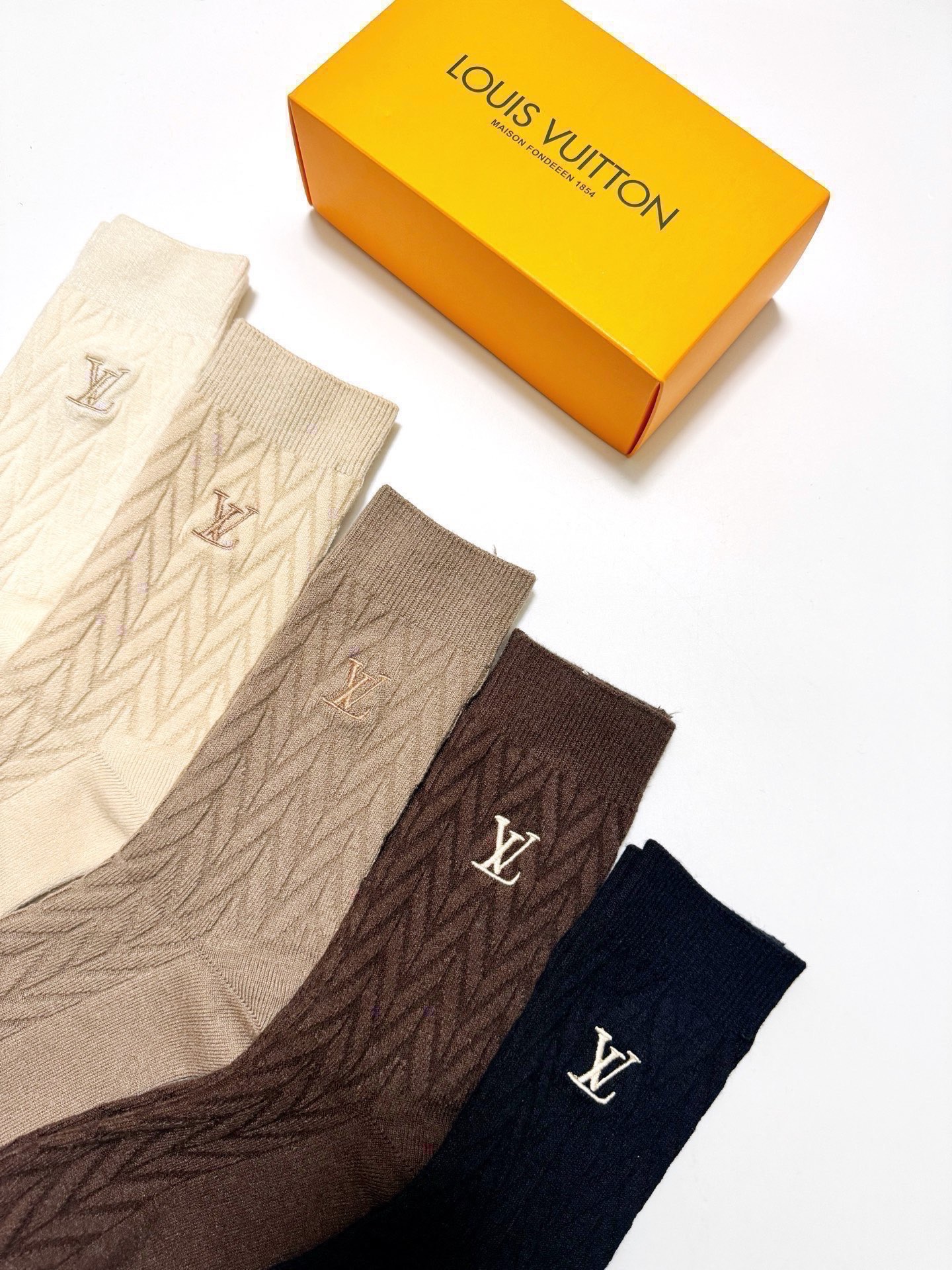 配包装🌟【一盒5 双】 🌟LV 路易威登 经典字母logo 羊绒混纺 中筒袜 ，ins超火爆配色 ，超级