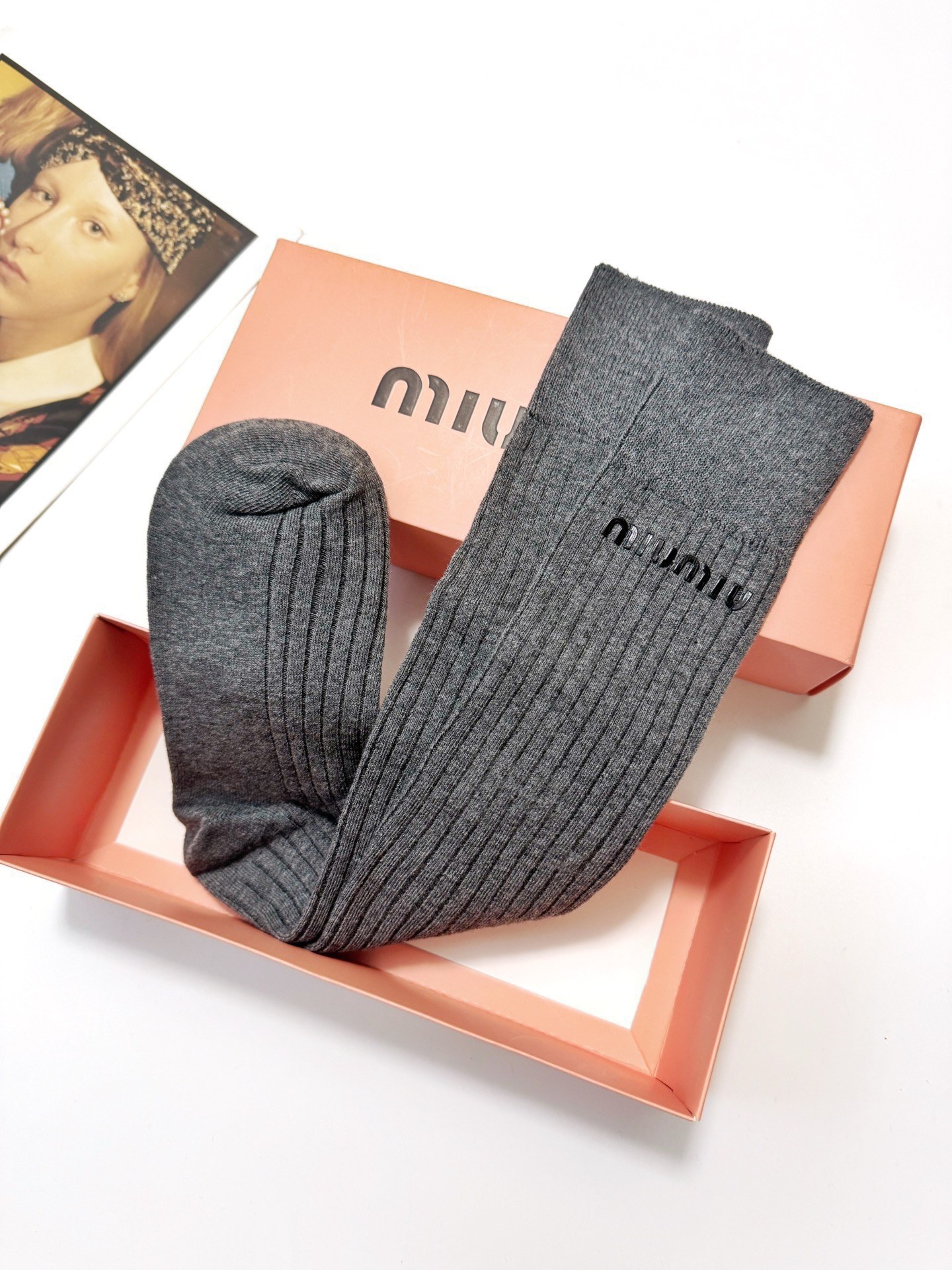配包装🌟【一盒一双】🌟缪缪 miumiu 经典字母logo纯棉长筒袜 小腿袜🌟ins爆款！专柜在售ing