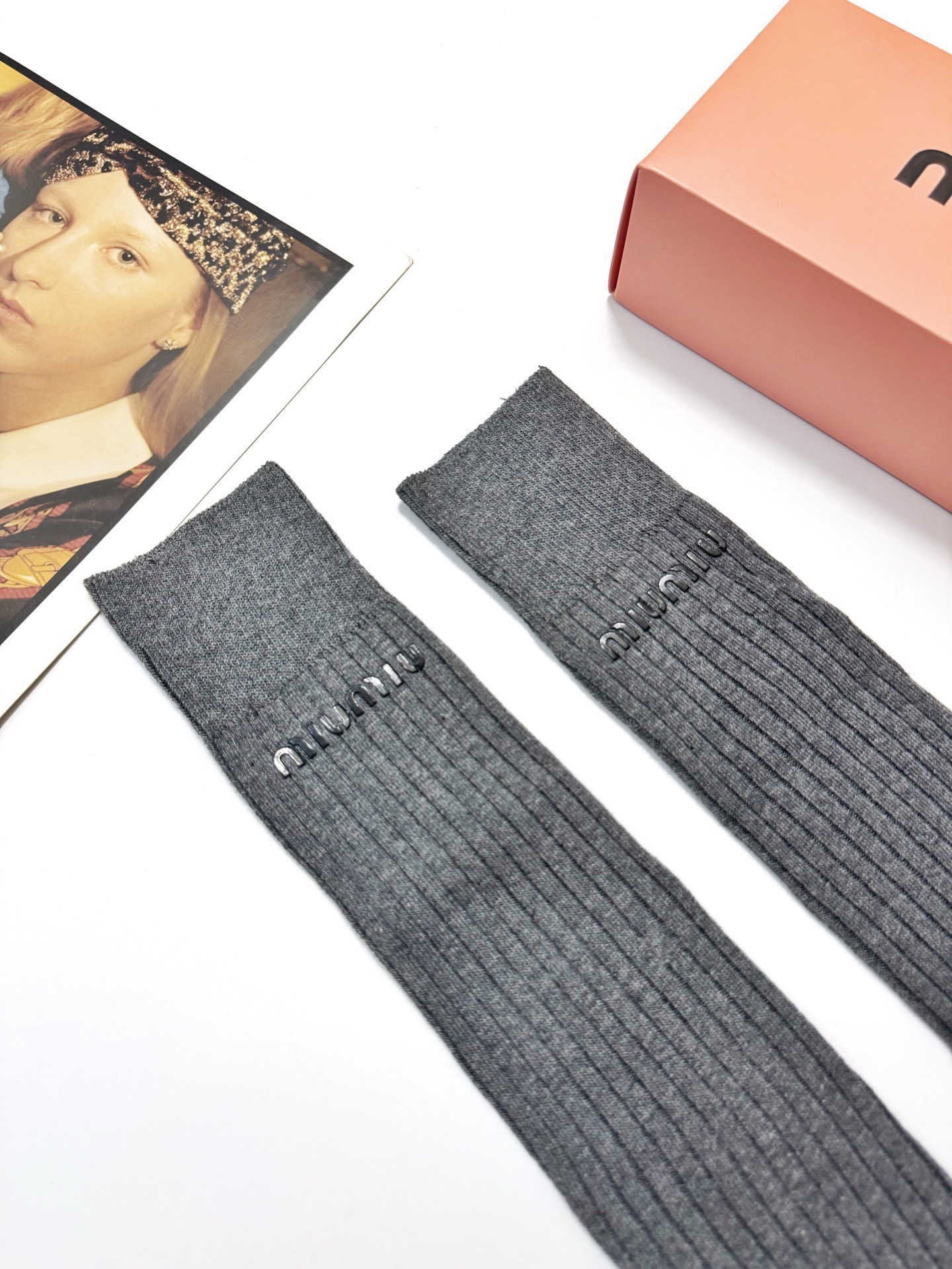 配包装🌟【一盒一双】🌟缪缪 miumiu 经典字母logo纯棉长筒袜 小腿袜🌟ins爆款！专柜在售ing