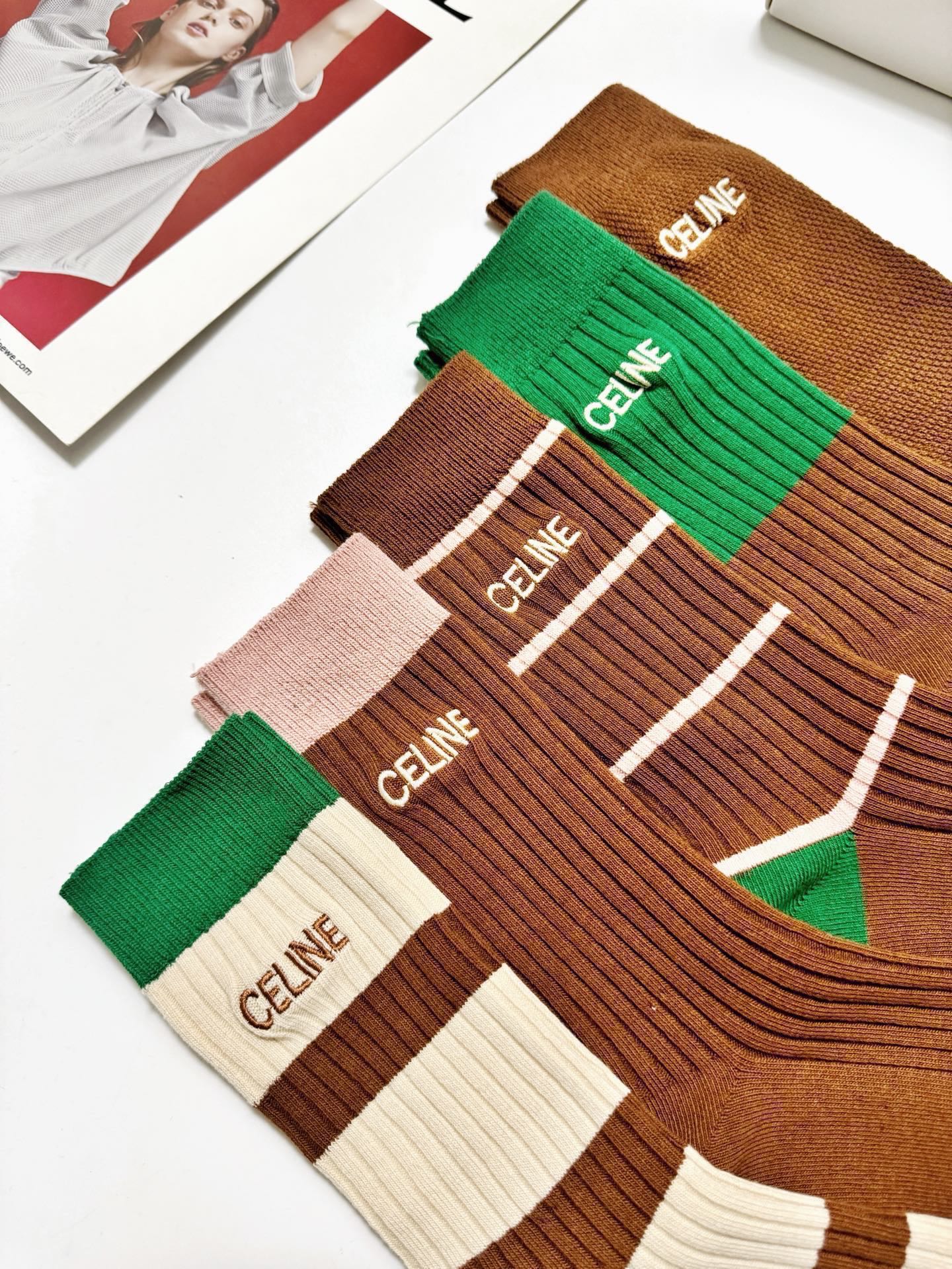 配包装🌟【一盒5 双】 🌟Celine 赛琳 经典刺绣字母logo 纯棉混纺中筒袜 ，软糯亲肤，ins超