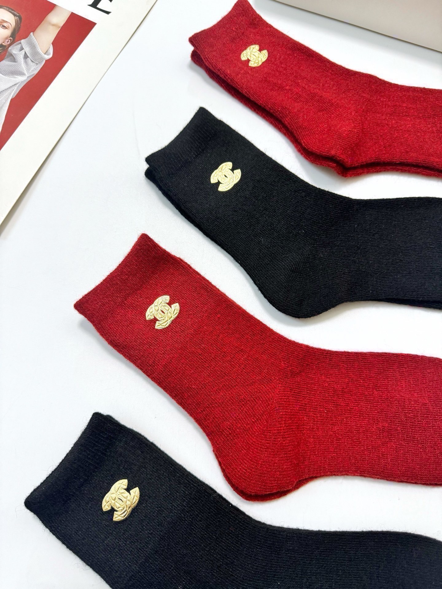 配包装🌟【一盒4 双】🌟Chanel 香奈儿 经典字母 logo羊毛 中筒袜 ！超级软糯亲肤！🌟ins爆