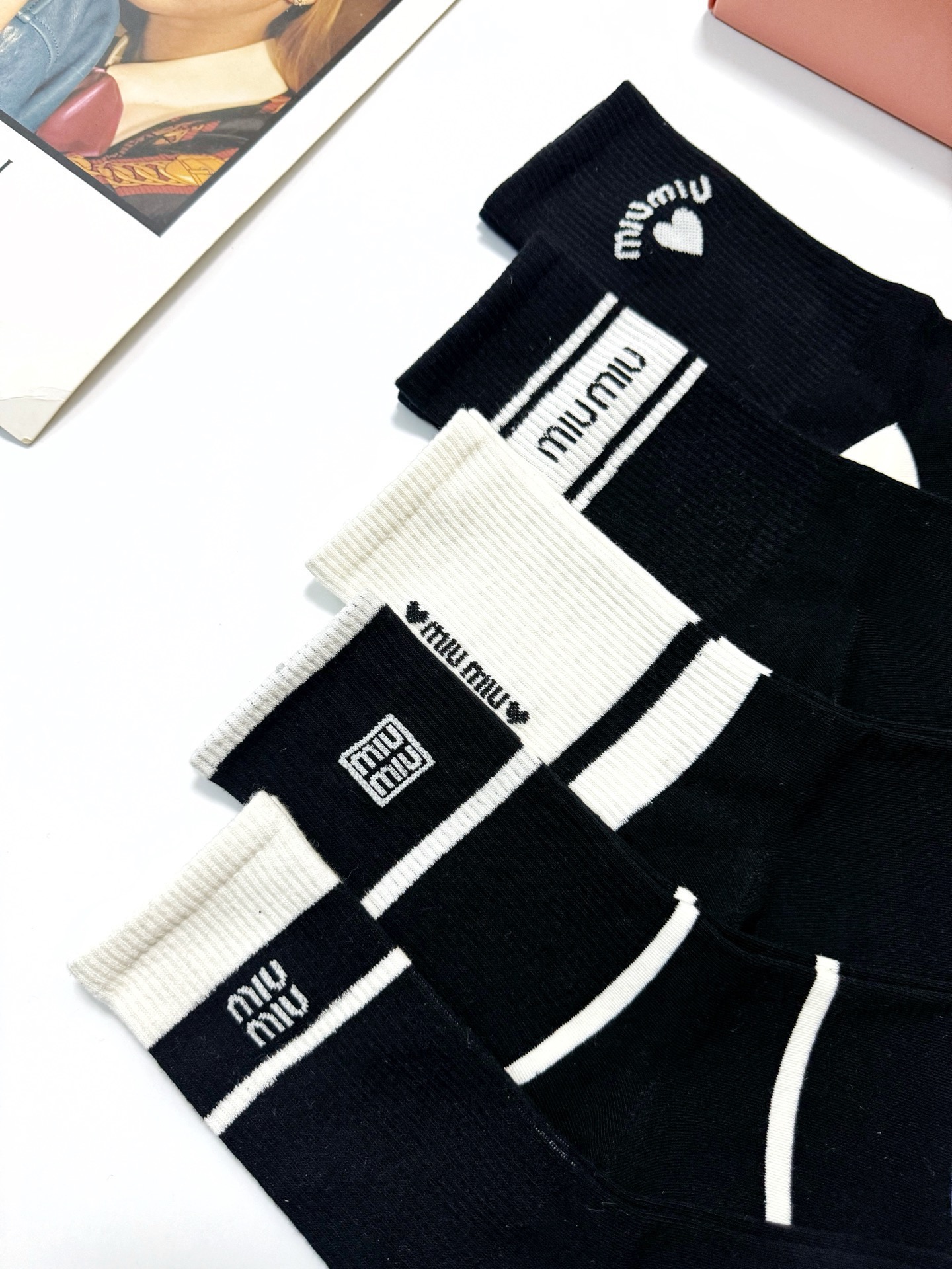 配包装🌟【一盒5 双】🌟缪缪 miumiu 经典字母 logo纯棉 中筒袜 ！超级软糯亲肤！🌟ins爆款