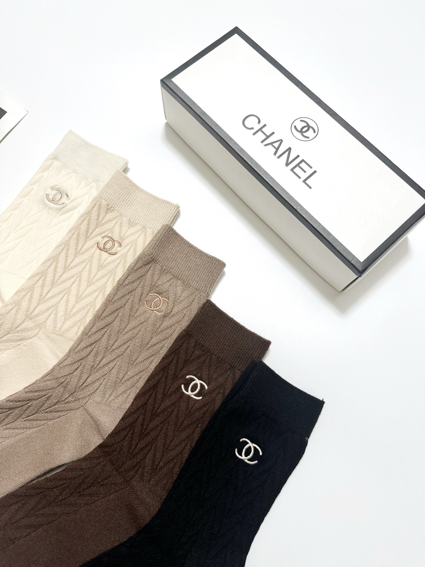 配包装🌟【一盒5双】🌟Chanel 香奈儿 经典字母 logo羊绒 中筒袜 ！超级软糯亲肤！🌟ins爆款