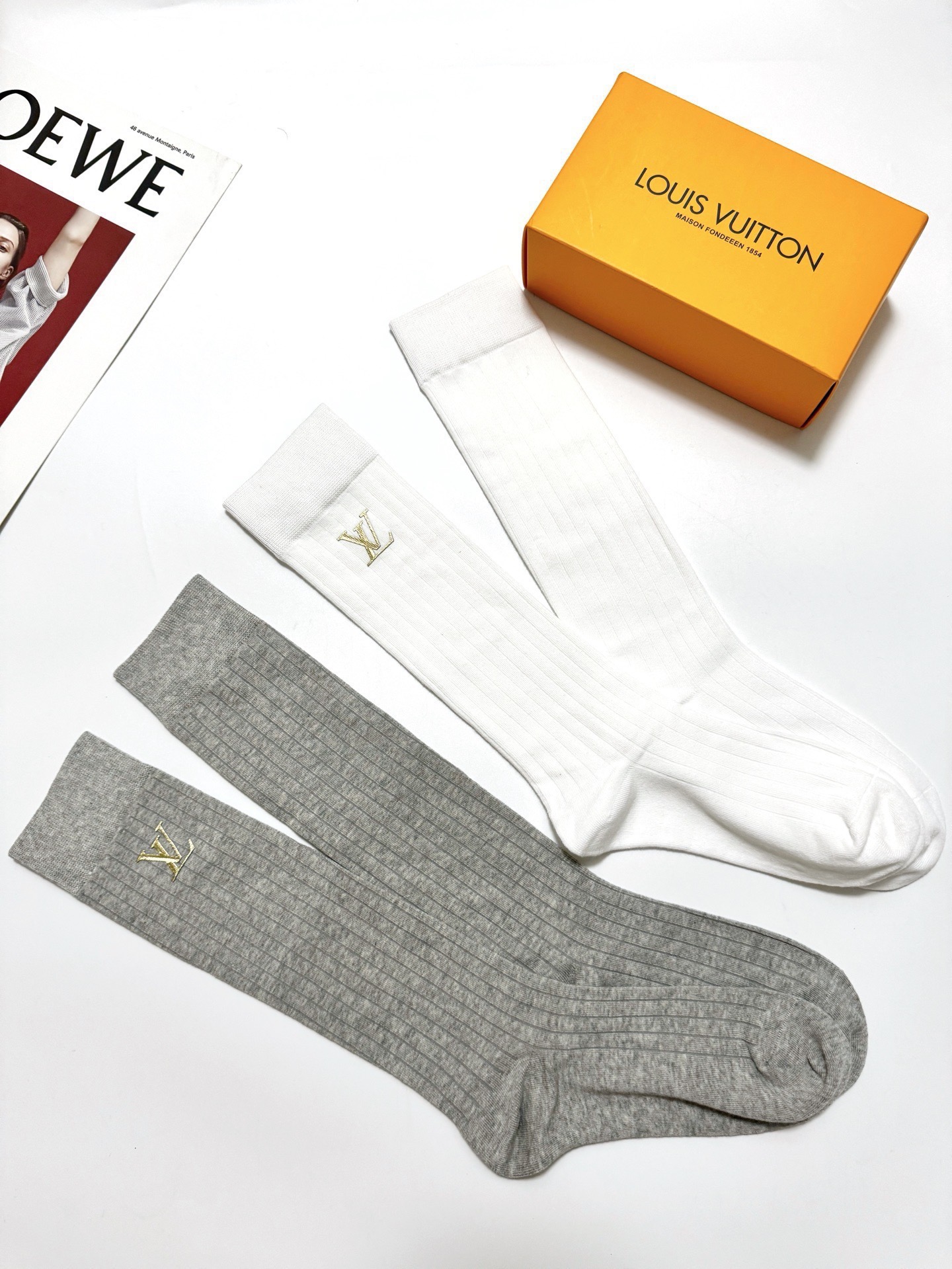 配包装🌟【一盒2双】 🌟LV 路易威登 经典字母logo纯棉袜 小腿堆堆袜，ins超火爆红人同款，精美 