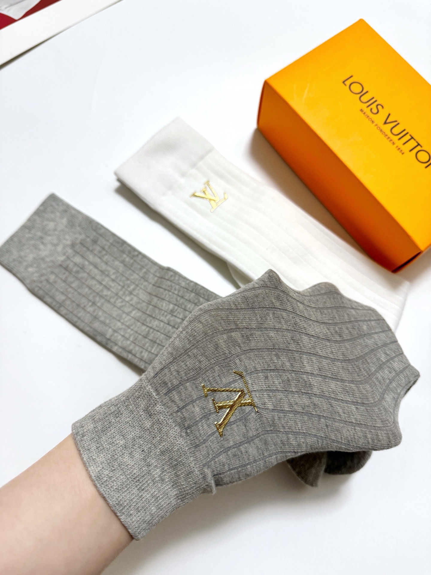 配包装🌟【一盒2双】 🌟LV 路易威登 经典字母logo纯棉袜 小腿堆堆袜，ins超火爆红人同款，精美 