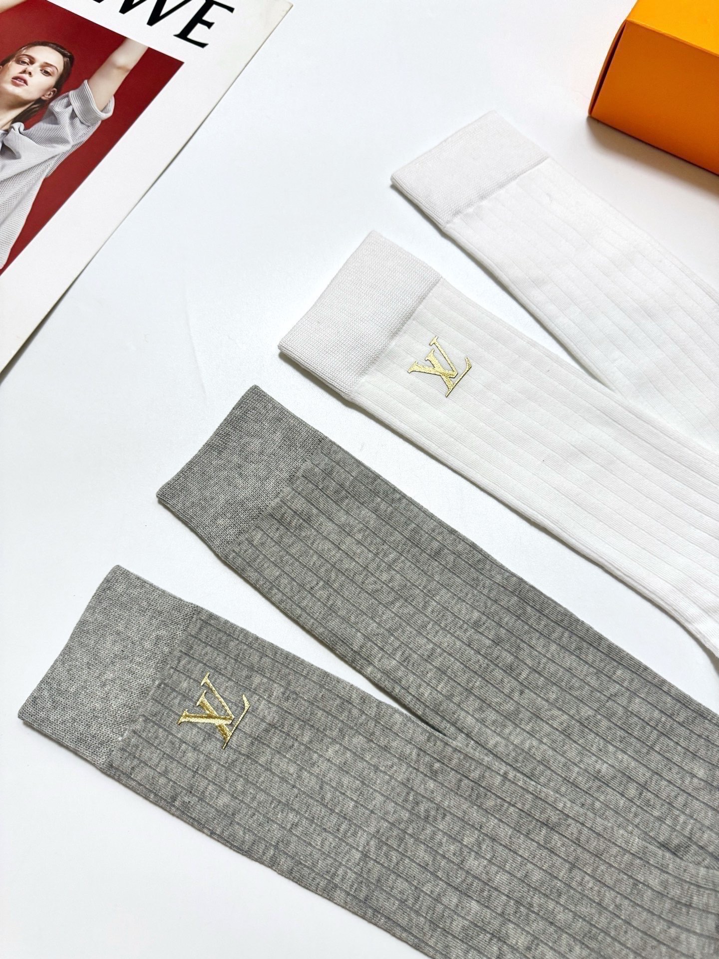 配包装🌟【一盒2双】 🌟LV 路易威登 经典字母logo纯棉袜 小腿堆堆袜，ins超火爆红人同款，精美 
