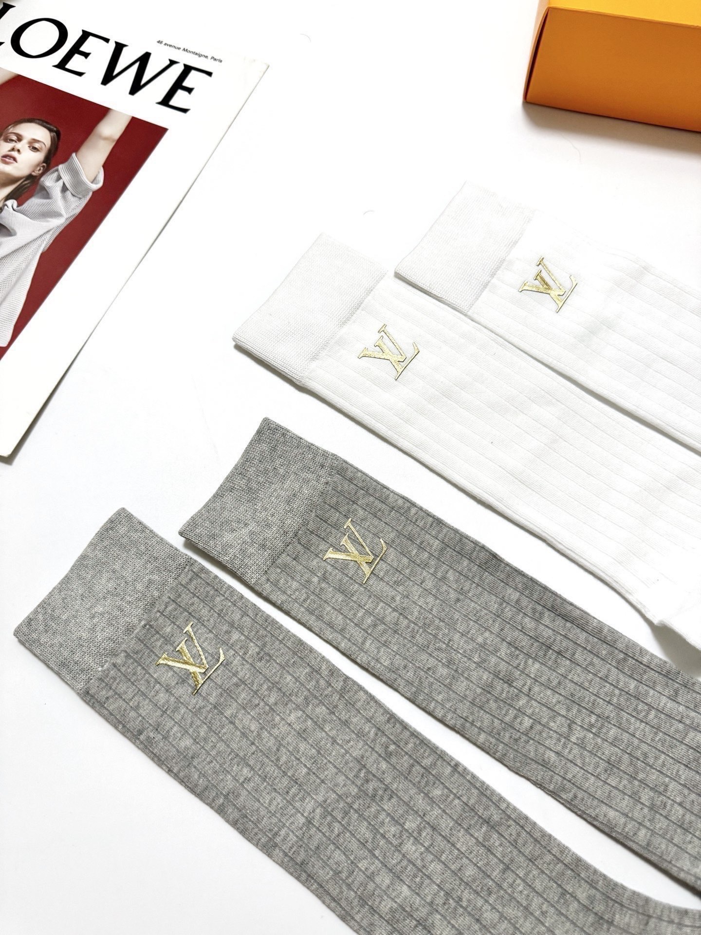 配包装🌟【一盒2双】 🌟LV 路易威登 经典字母logo纯棉袜 小腿堆堆袜，ins超火爆红人同款，精美 