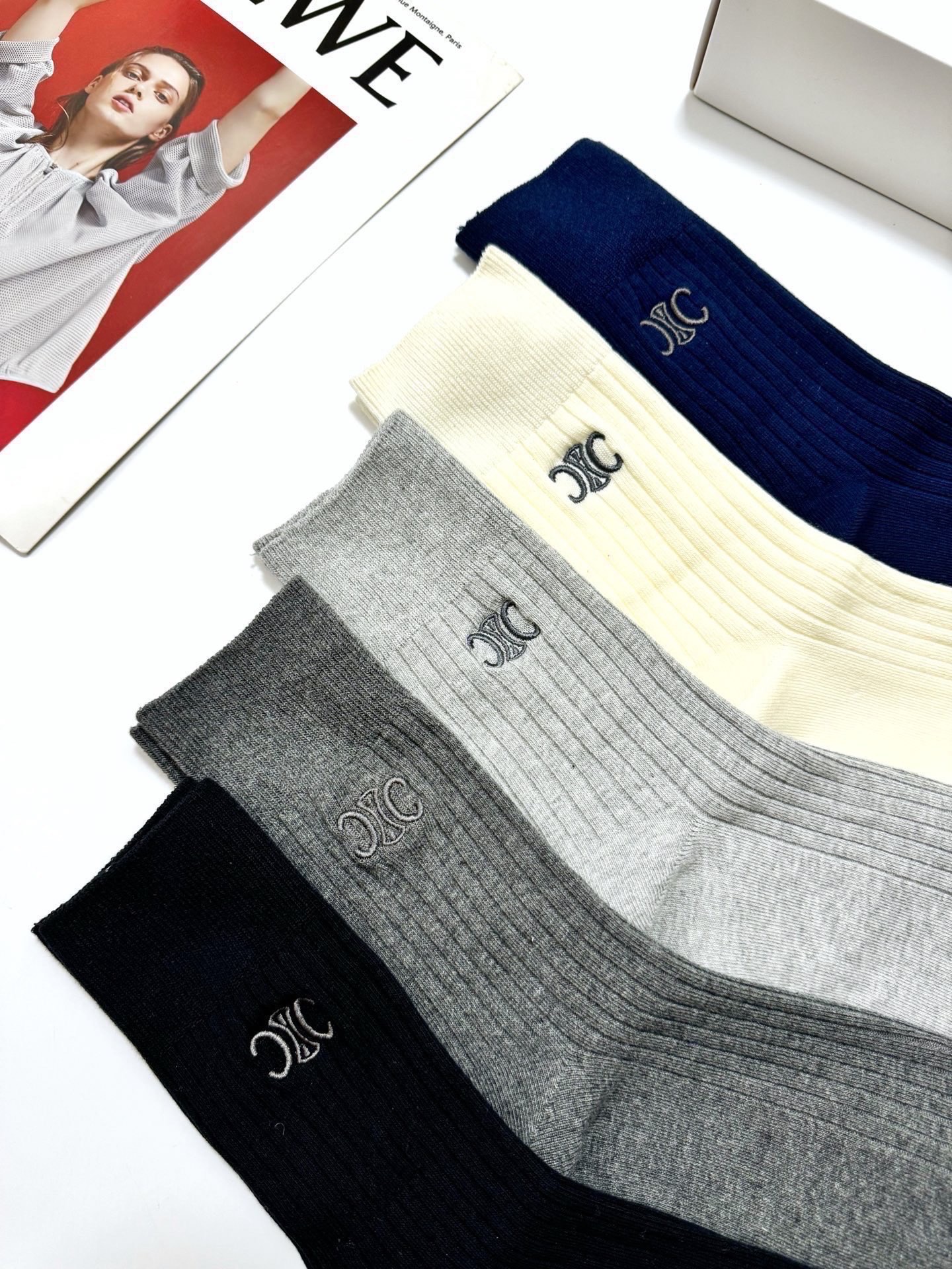配包装🌟【一盒5 双】 🌟Celine 赛琳 经典刺绣字母logo 纯棉 混纺中筒袜 ，软糯亲肤，ins