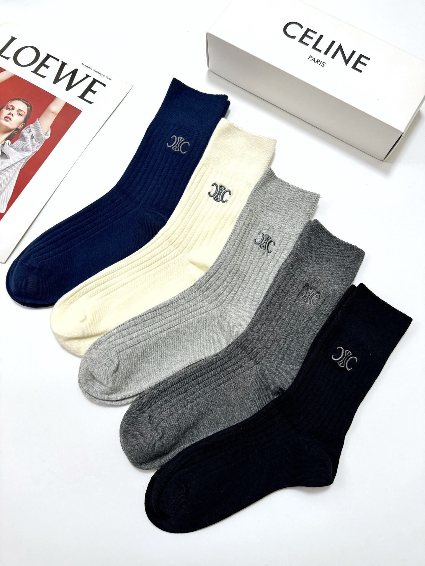 配包装🌟【一盒5 双】 🌟Celine 赛琳 经典刺绣字母logo 纯棉 混纺中筒袜 ，软糯亲肤，ins