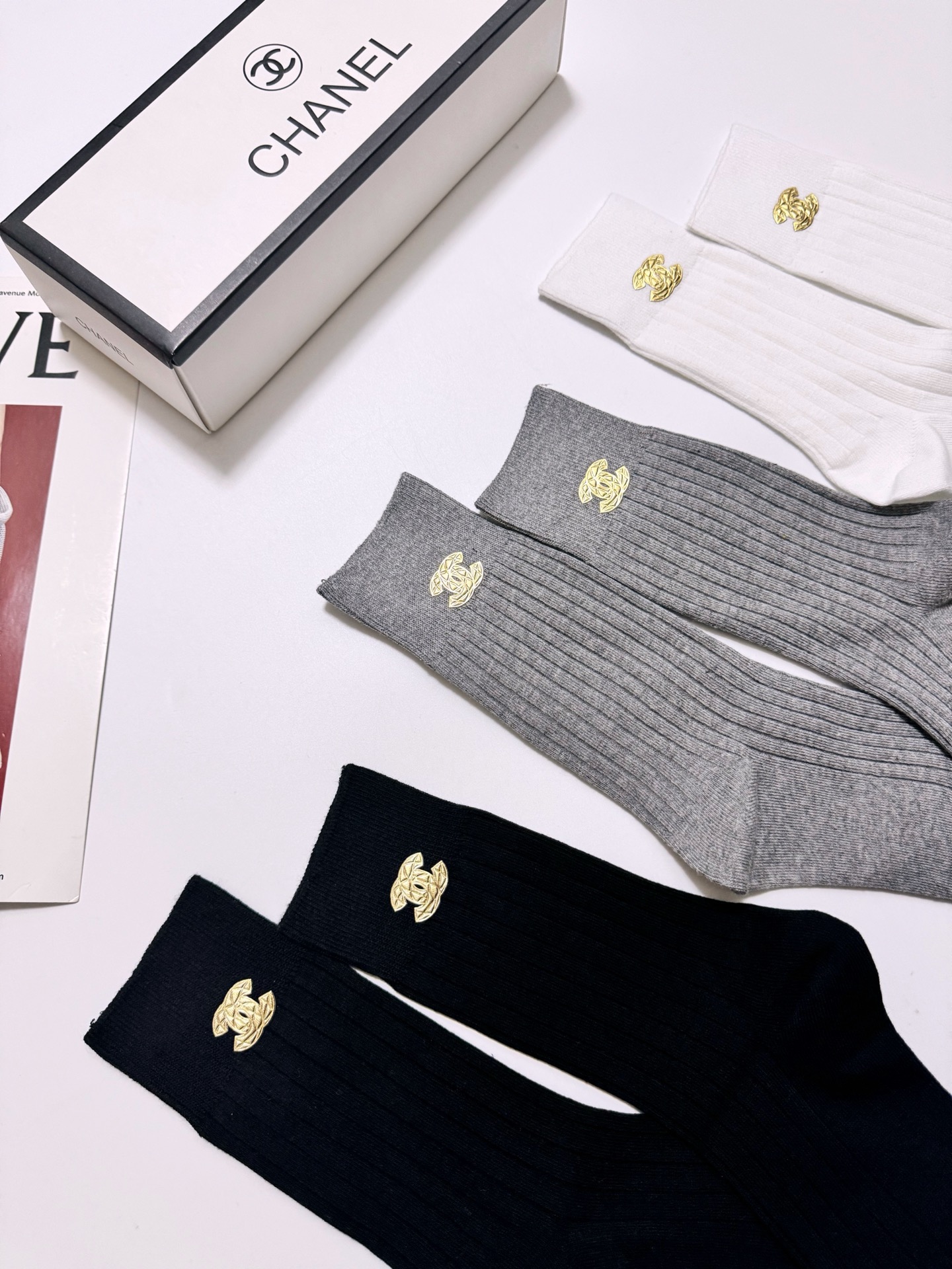 配包装🌟【一盒3 双】🌟 Chanel 香奈儿 经典字母logo纯棉 中筒袜 🌟经典配色个性时尚🌟ins